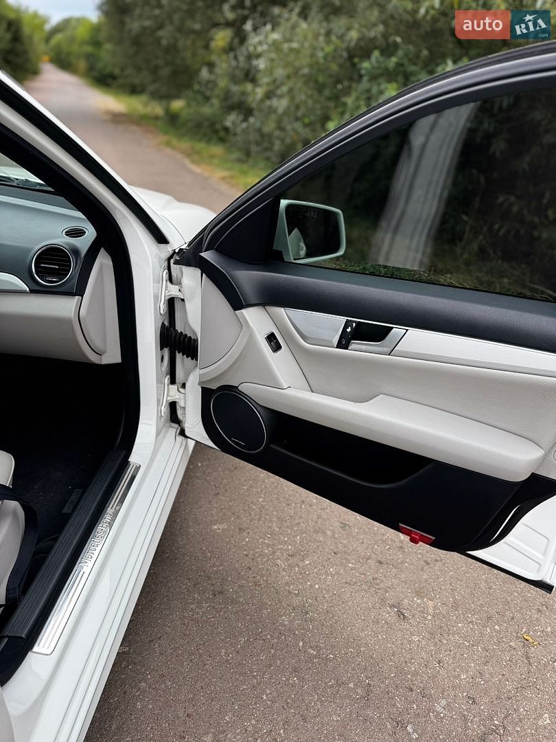Mercedes-Benz C-Class 2012 VIN WDDGF4HB3DF972730 фото оголошення 30 з 47