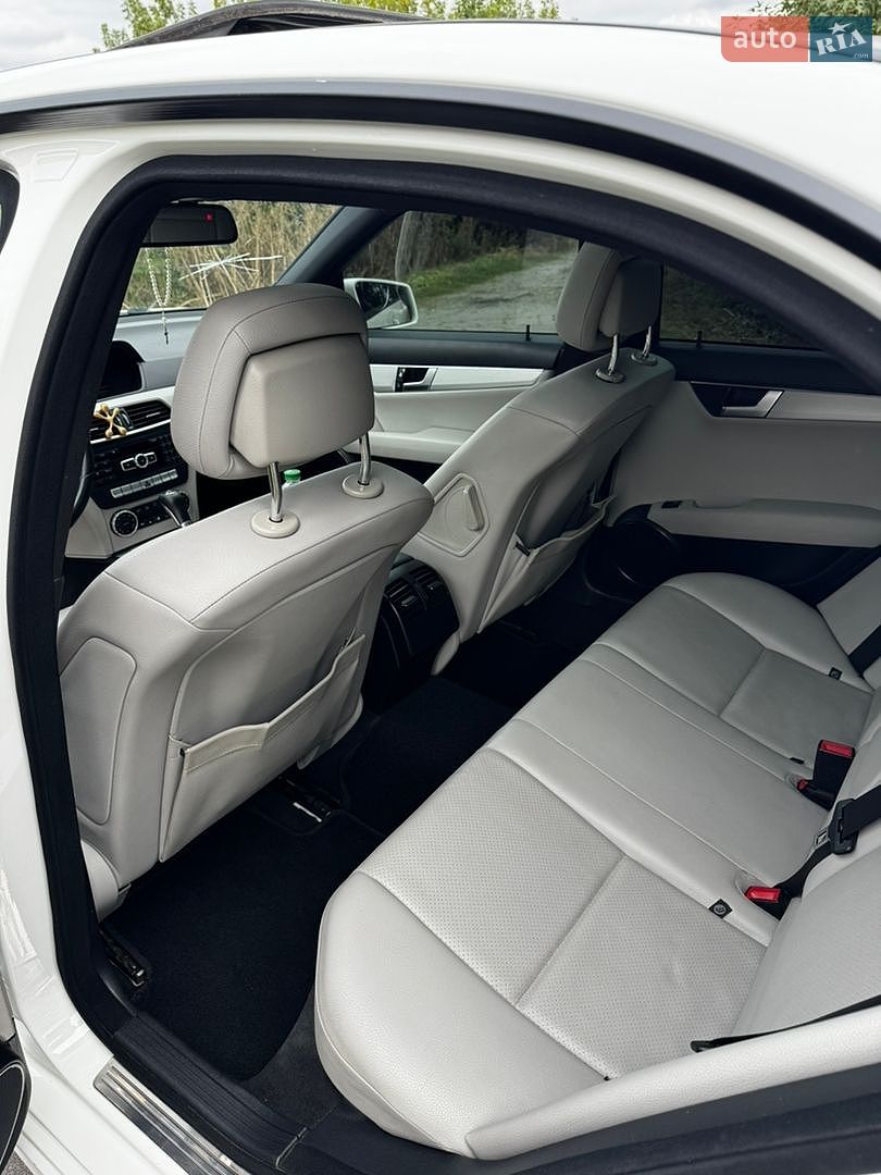 Mercedes-Benz C-Class 2012 VIN WDDGF4HB3DF972730 фото оголошення 32 з 47