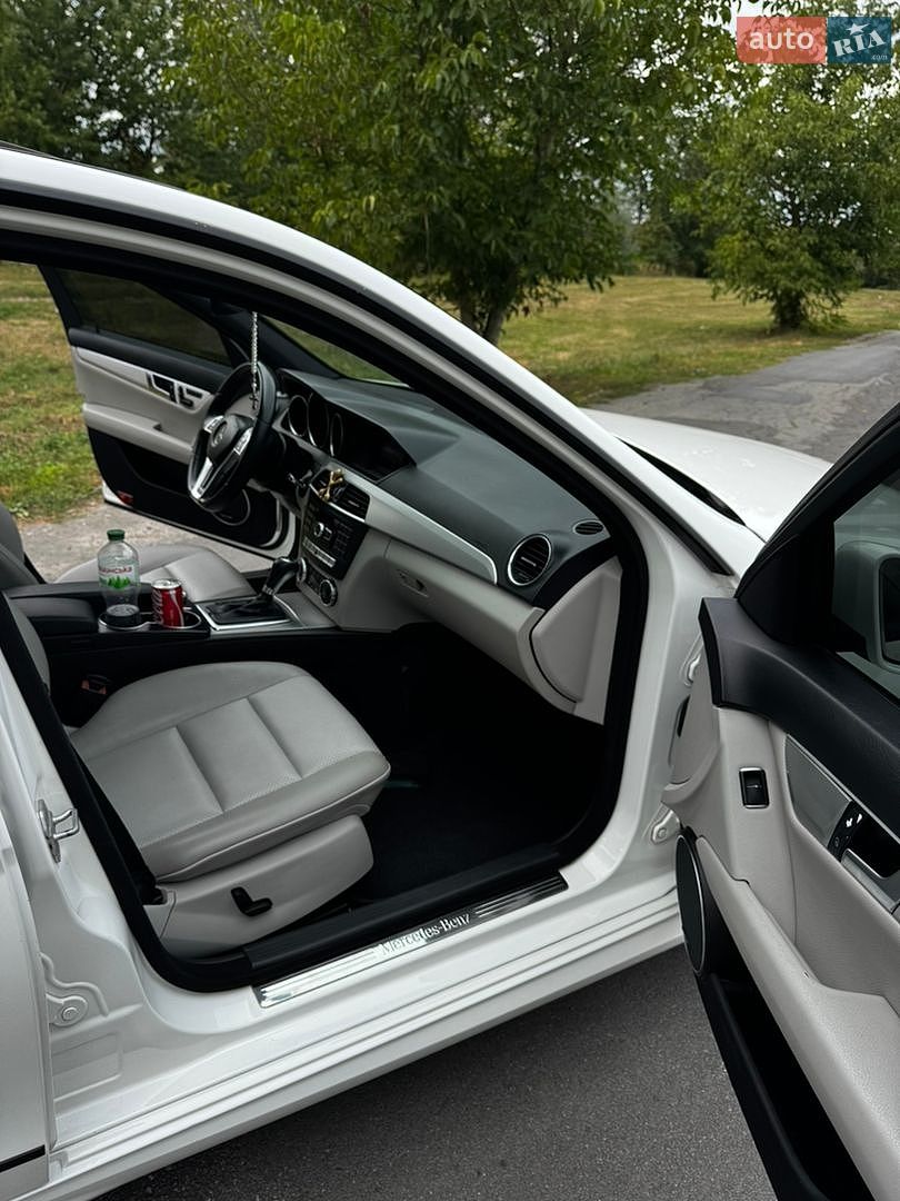 Mercedes-Benz C-Class 2012 VIN WDDGF4HB3DF972730 фото оголошення 33 з 47