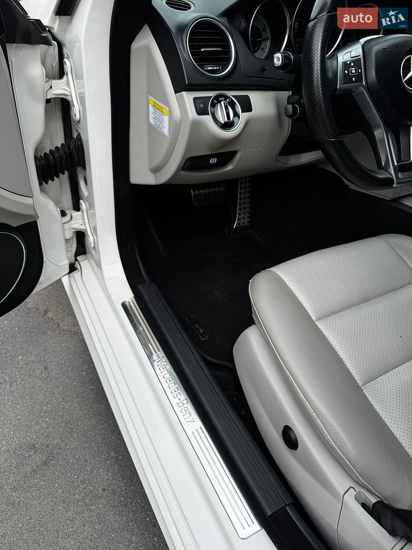 Mercedes-Benz C-Class 2012 VIN WDDGF4HB3DF972730 фото оголошення 36 з 47