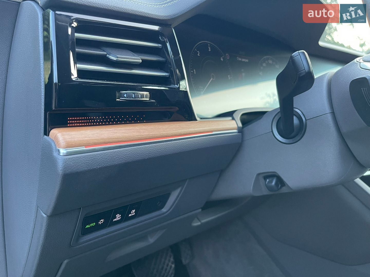 Volkswagen Touareg 2018 VIN WVGZZZCRZJD002067 фото оголошення 28 з 48