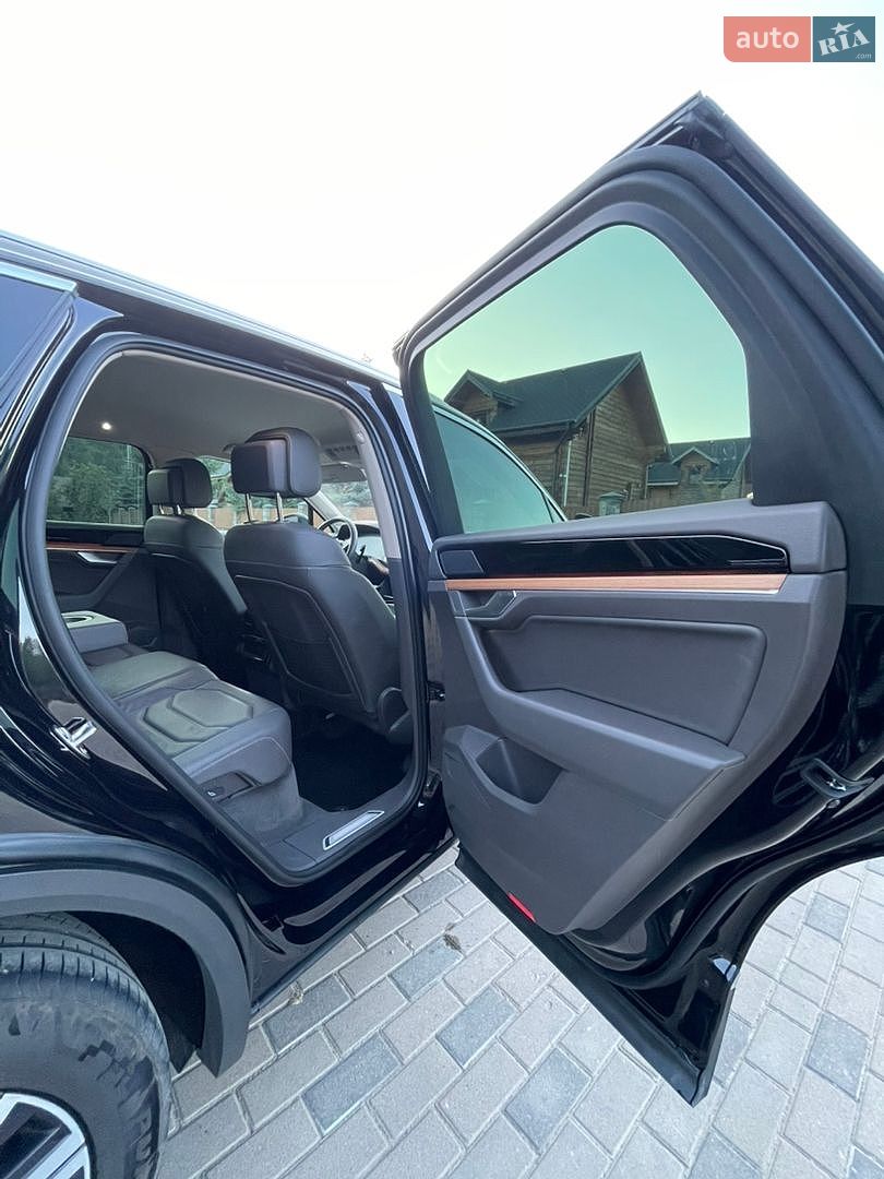 Volkswagen Touareg 2018 VIN WVGZZZCRZJD002067 фото оголошення 38 з 48