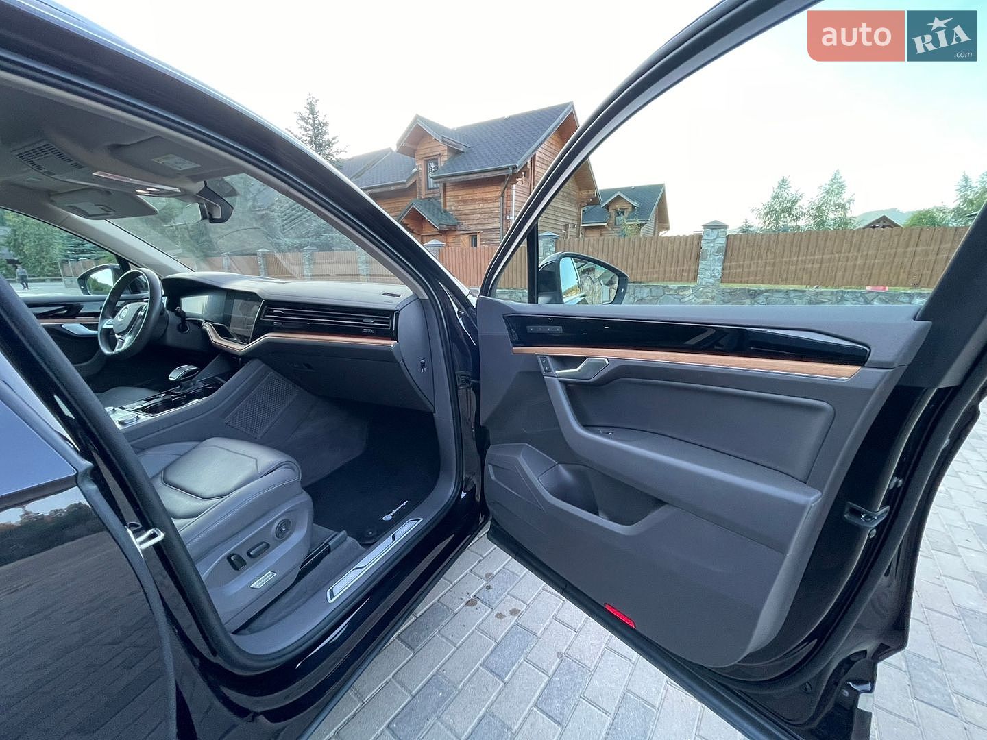 Volkswagen Touareg 2018 VIN WVGZZZCRZJD002067 фото оголошення 42 з 48