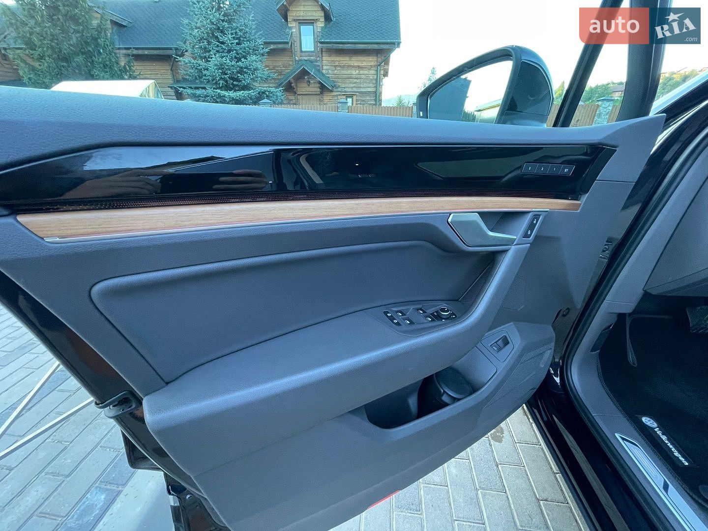 Volkswagen Touareg 2018 VIN WVGZZZCRZJD002067 фото оголошення 45 з 48