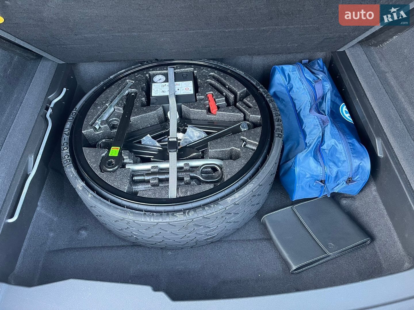Volkswagen Touareg 2018 VIN WVGZZZCRZJD002067 фото оголошення 47 з 48