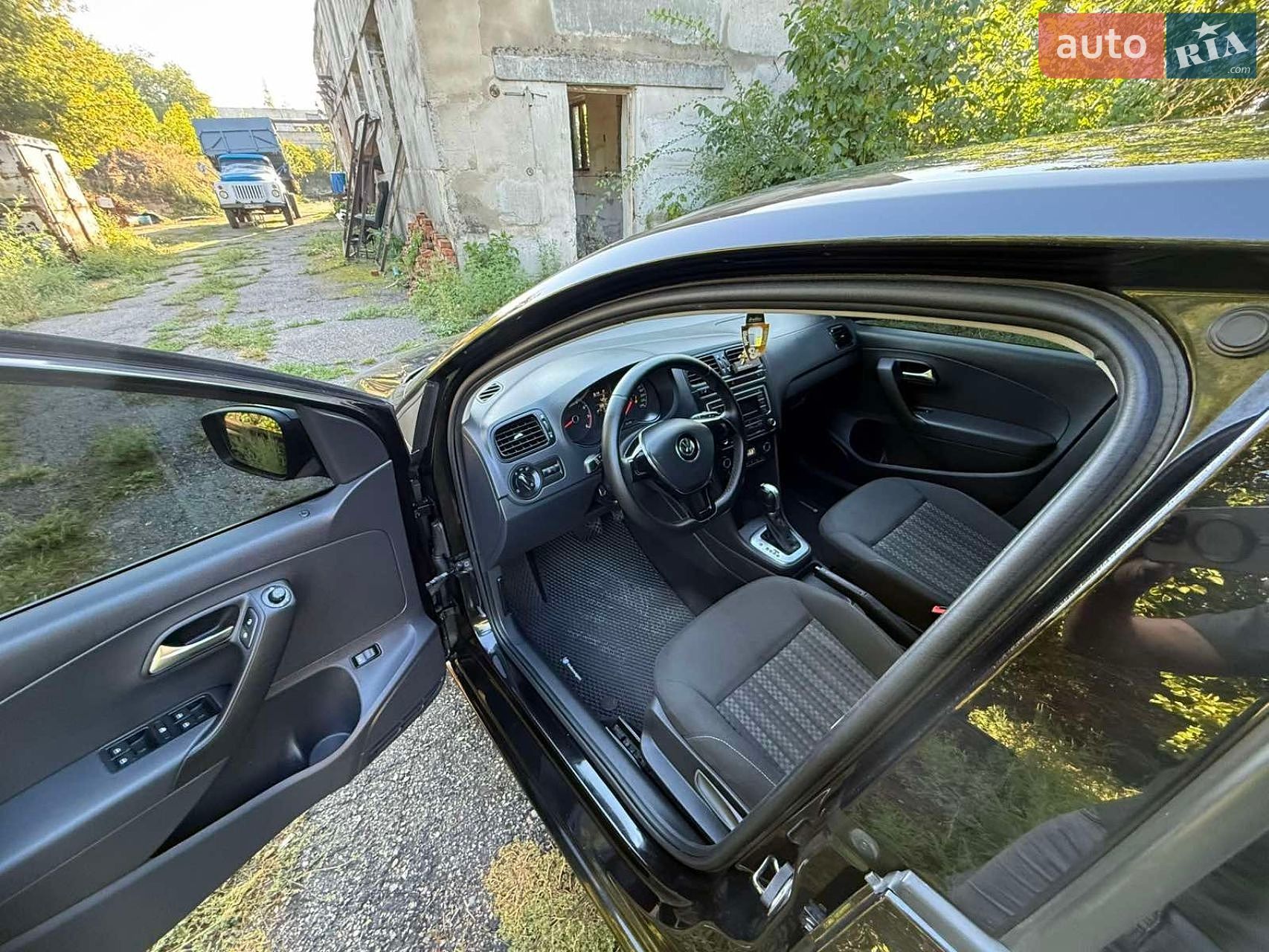 Volkswagen Polo 2017 VIN XW8ZZZ61ZJG004678 фото оголошення 6 з 13