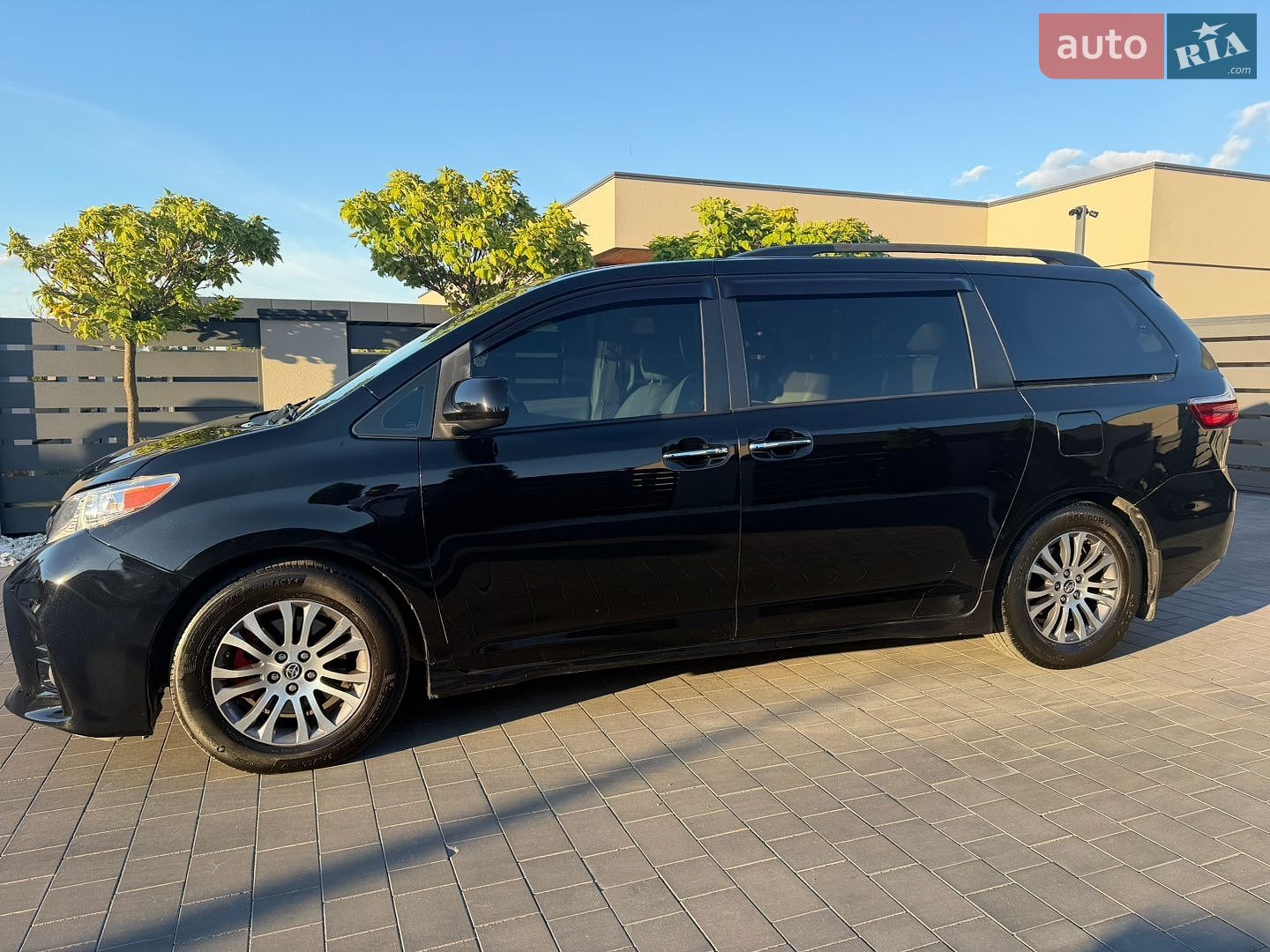 Toyota Sienna 2018 VIN 5TDYZ3DC7KS984066 фото оголошення 3 з 19