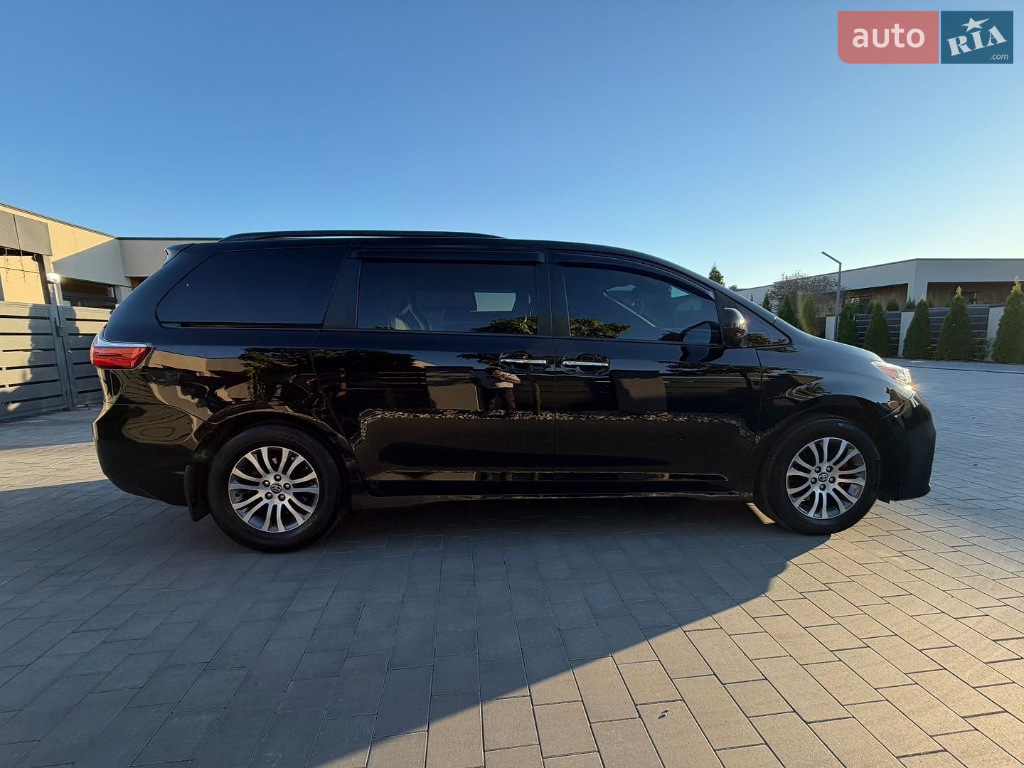 Toyota Sienna 2018 VIN 5TDYZ3DC7KS984066 фото оголошення 4 з 19