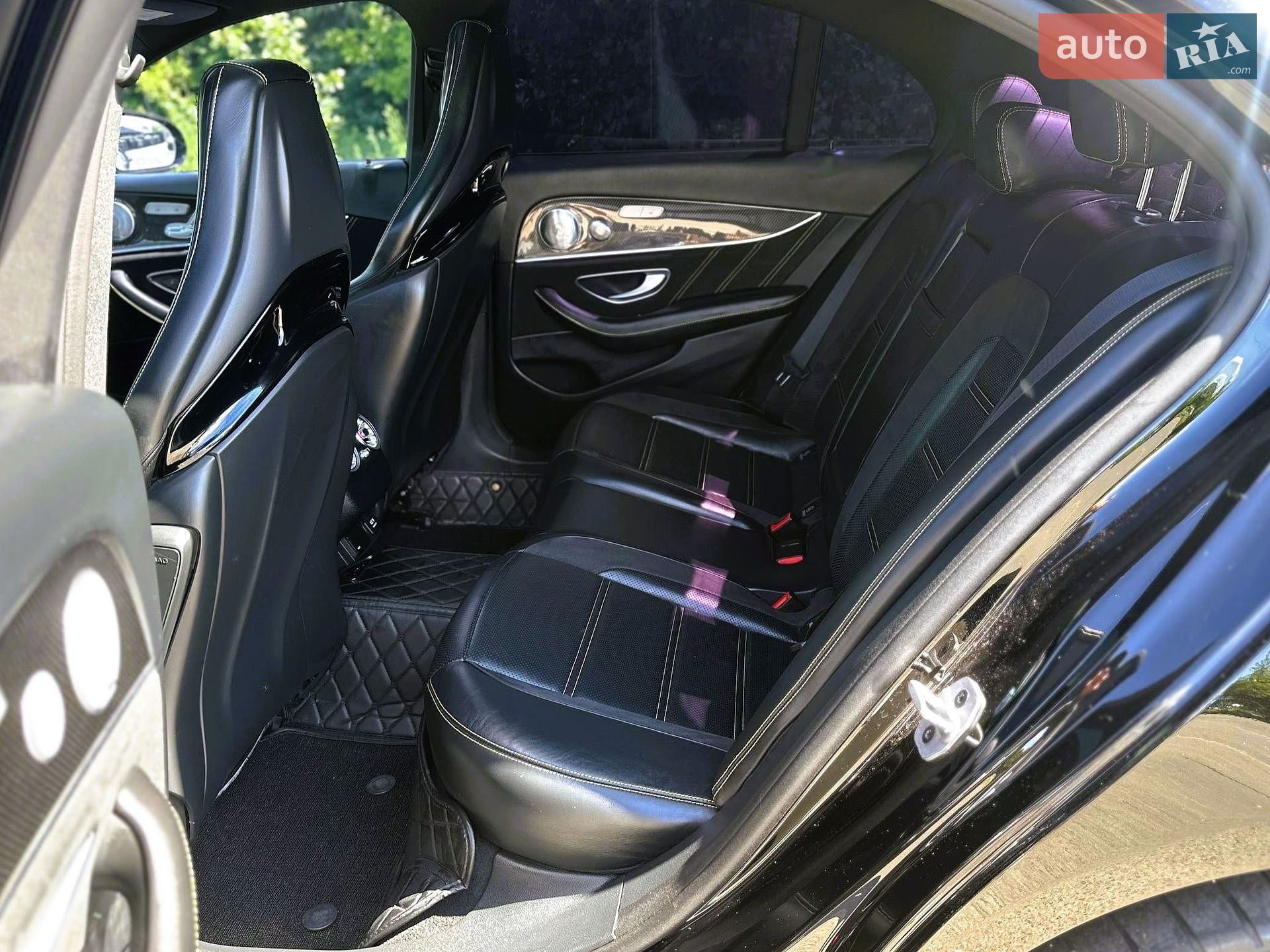 Mercedes-Benz E-Class 2019 VIN WDDZF6JBXKA618874 фото оголошення 19 з 39