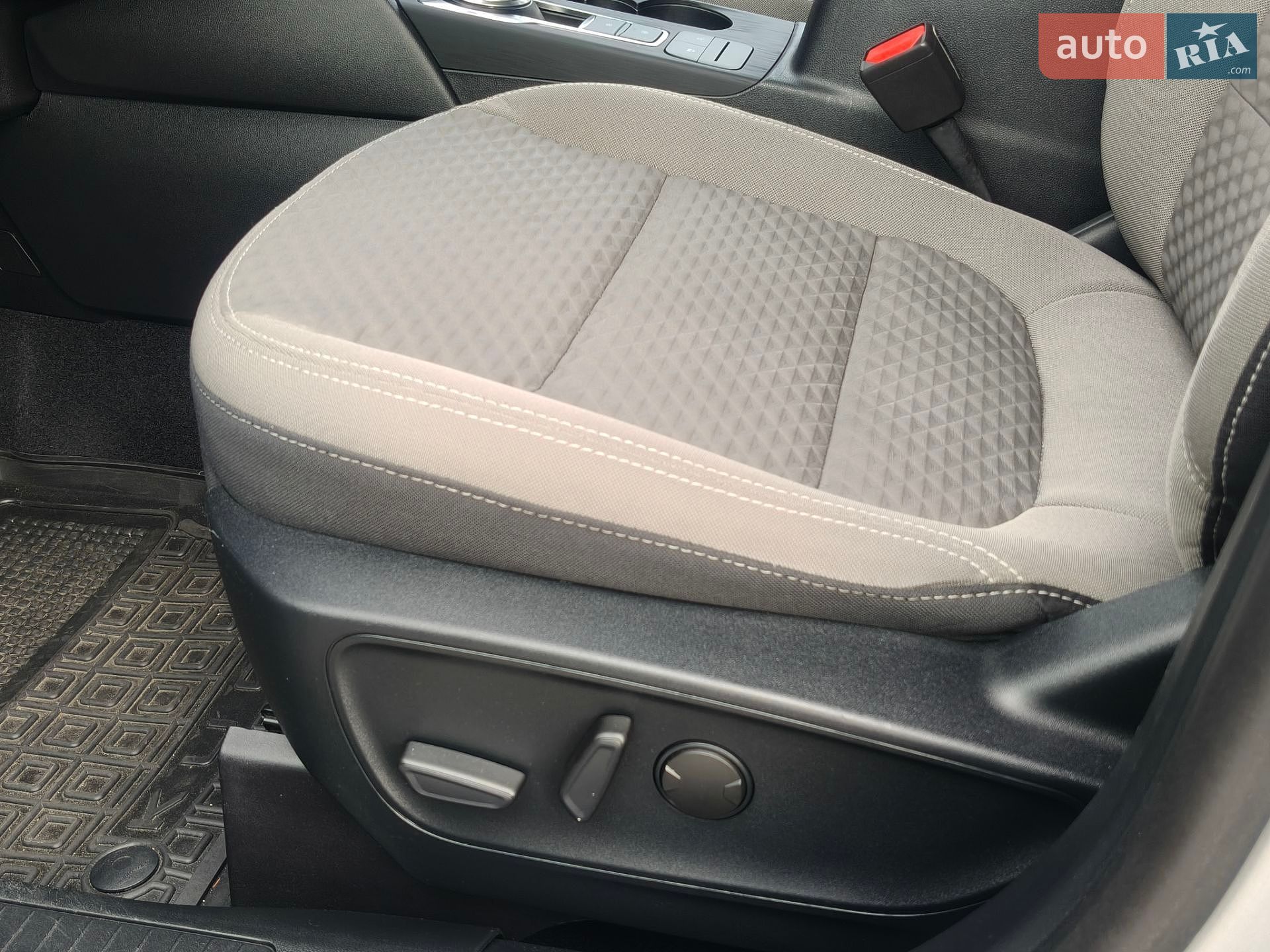Ford Escape 2020 VIN 1FMCU9G68LUC38722 фото оголошення 47 з 76