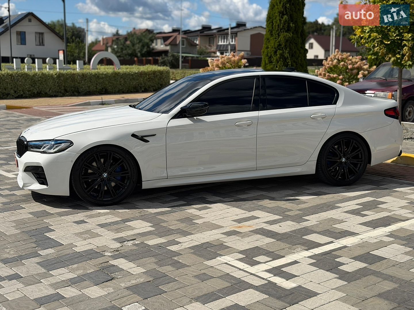 BMW 5 Series 2019 VIN WBAJE5C52KWW32621 фото оголошення 4 з 62