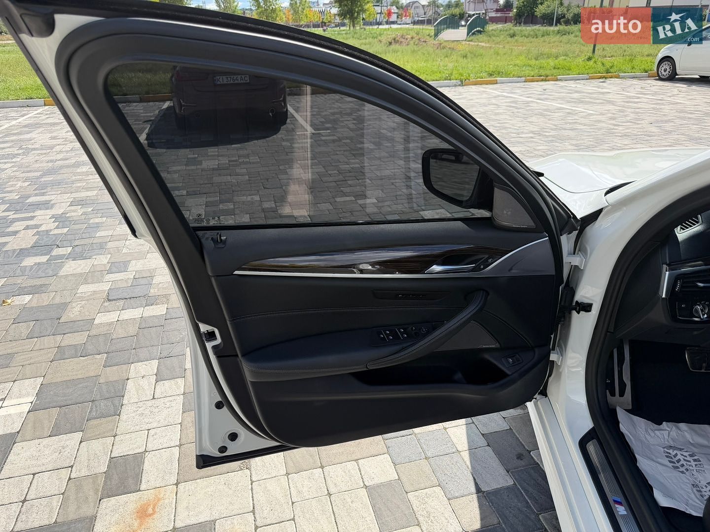 BMW 5 Series 2019 VIN WBAJE5C52KWW32621 фото оголошення 33 з 62