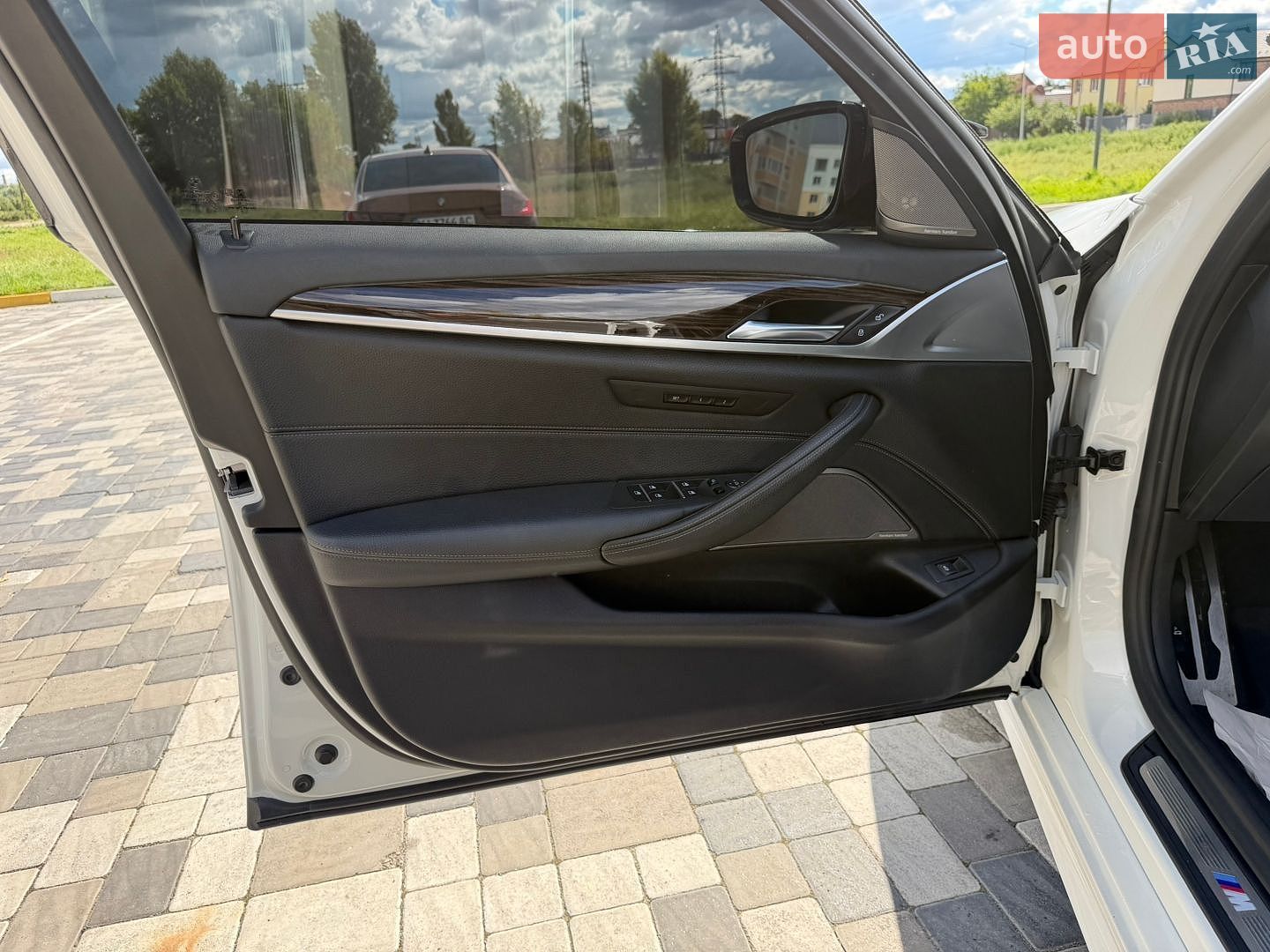 BMW 5 Series 2019 VIN WBAJE5C52KWW32621 фото оголошення 35 з 62