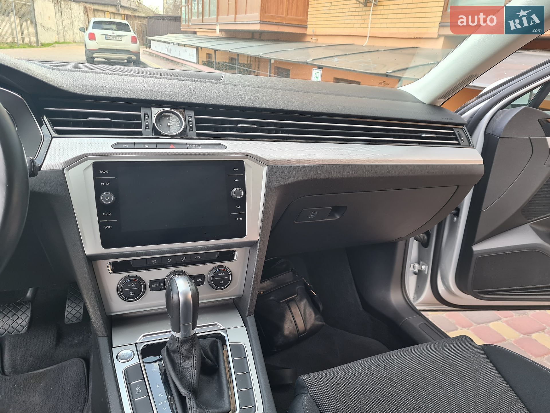 Volkswagen Passat 2018 VIN WVWZZZ3CZJE165833 фото оголошення 10 з 31