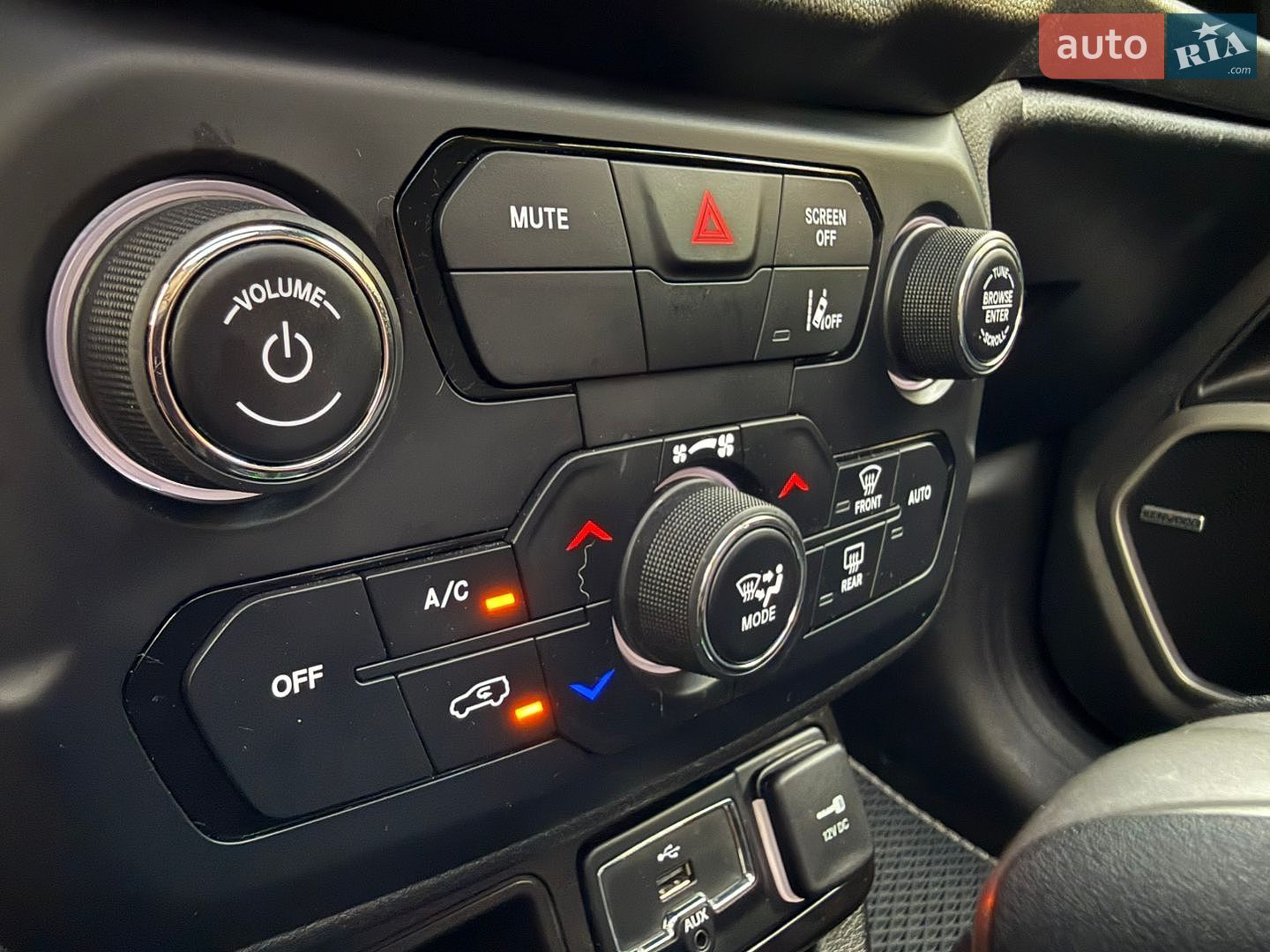 Jeep Renegade 2021 VIN ZACNJCBBXMPM63487 фото оголошення 16 з 147