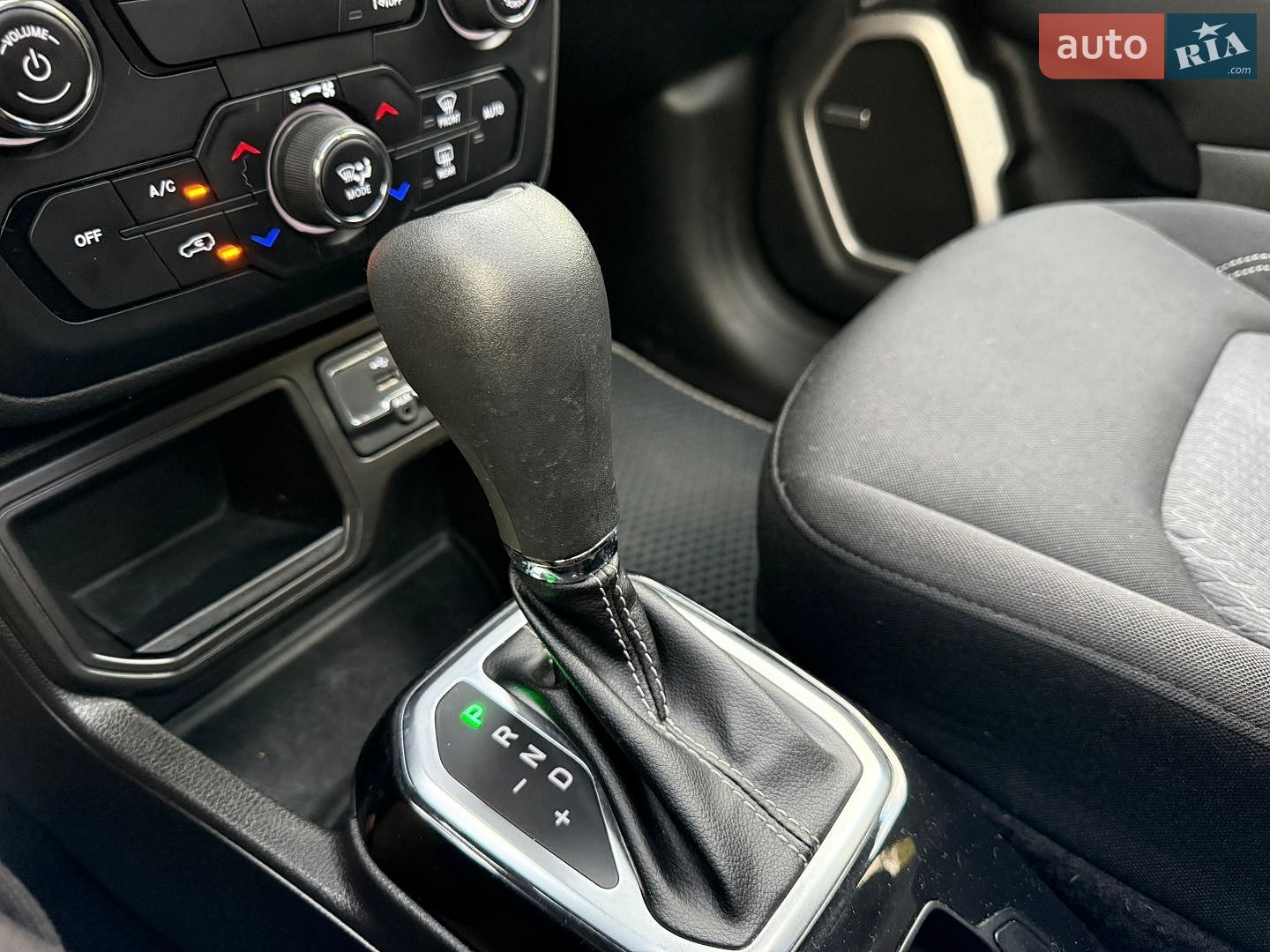 Jeep Renegade 2021 VIN ZACNJCBBXMPM63487 фото оголошення 18 з 147