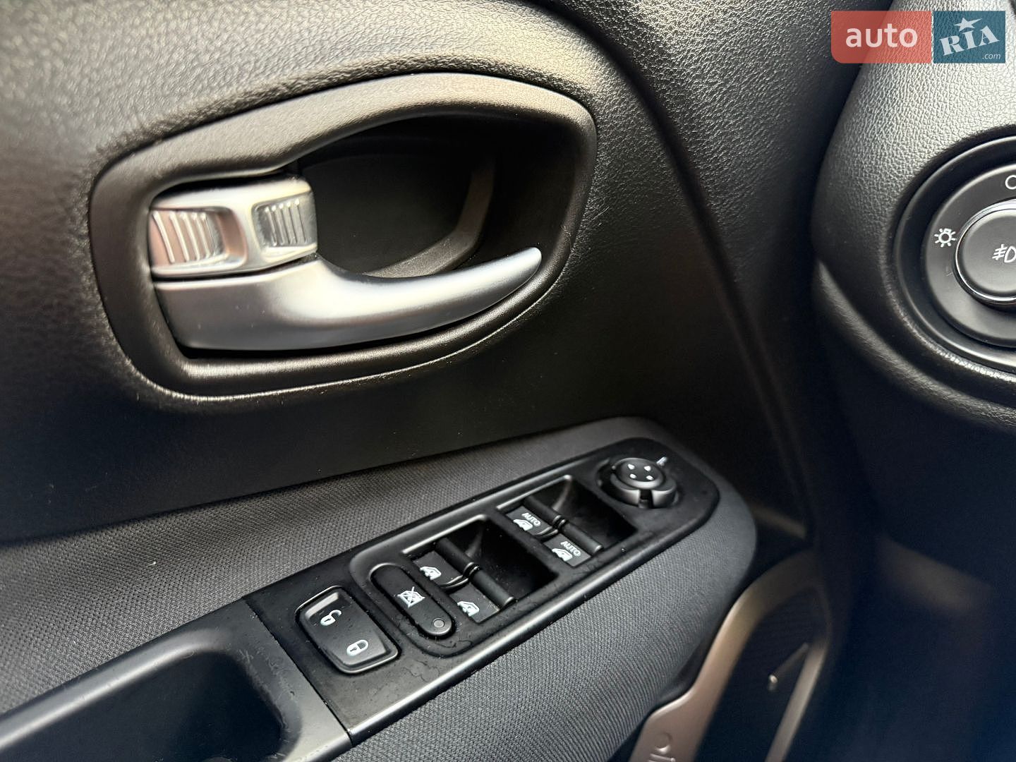Jeep Renegade 2021 VIN ZACNJCBBXMPM63487 фото оголошення 84 з 147