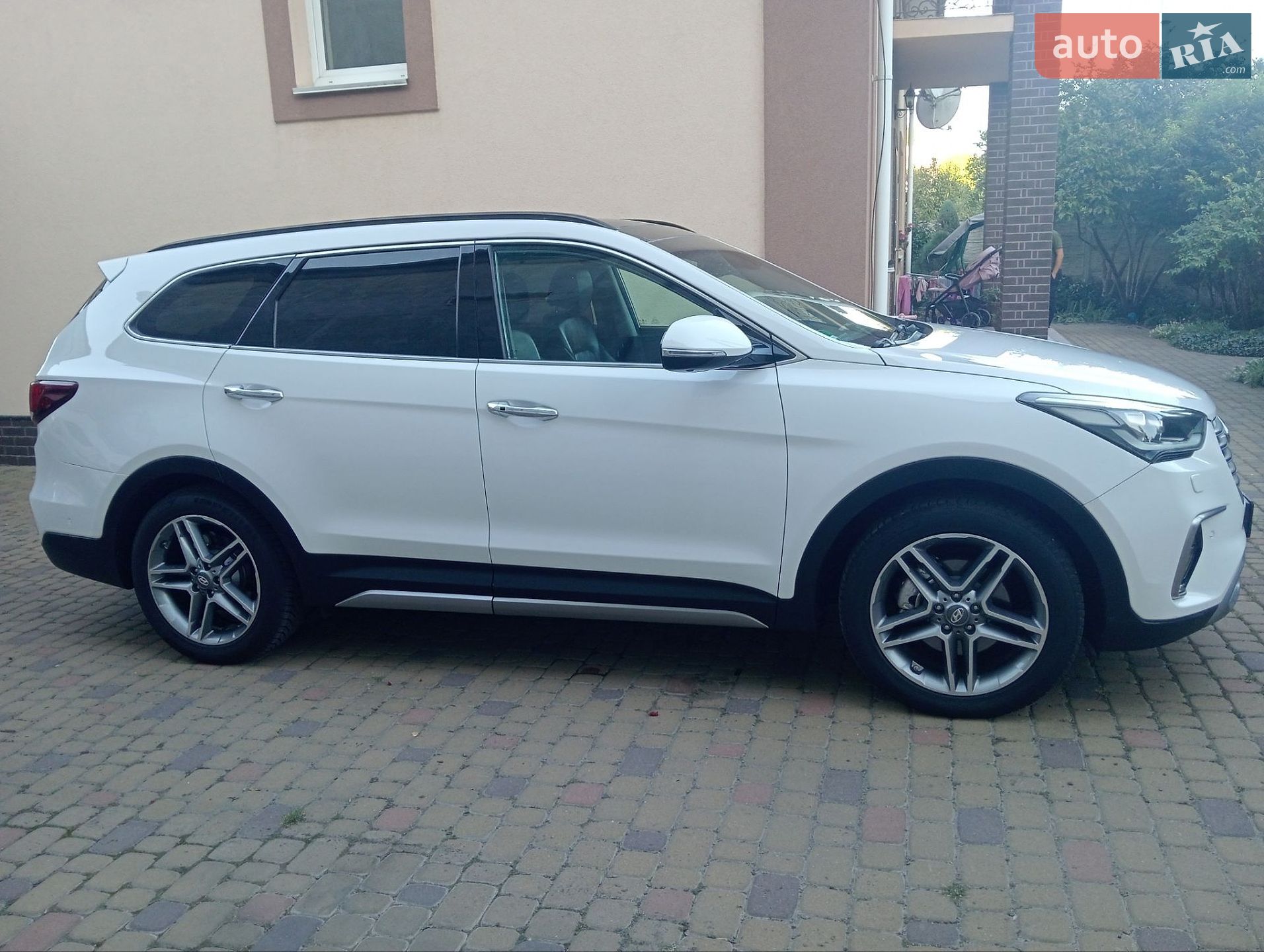Hyundai Grand Santa Fe 2017 VIN KMHSR81XDHU224445 фото оголошення 7 з 53