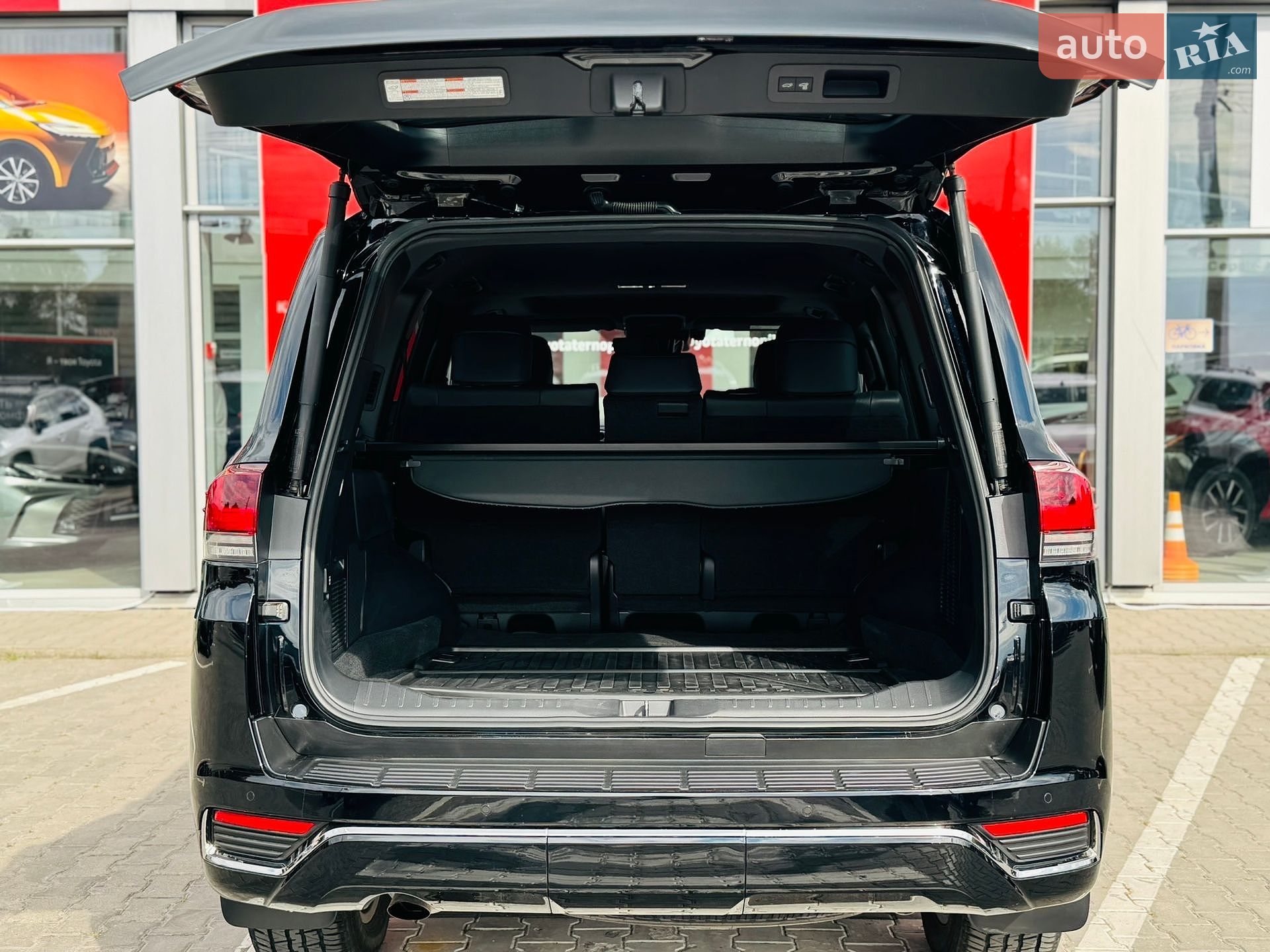 Toyota Land Cruiser 2025 VIN JTMAAABJ004111556 фото оголошення 12 з 33