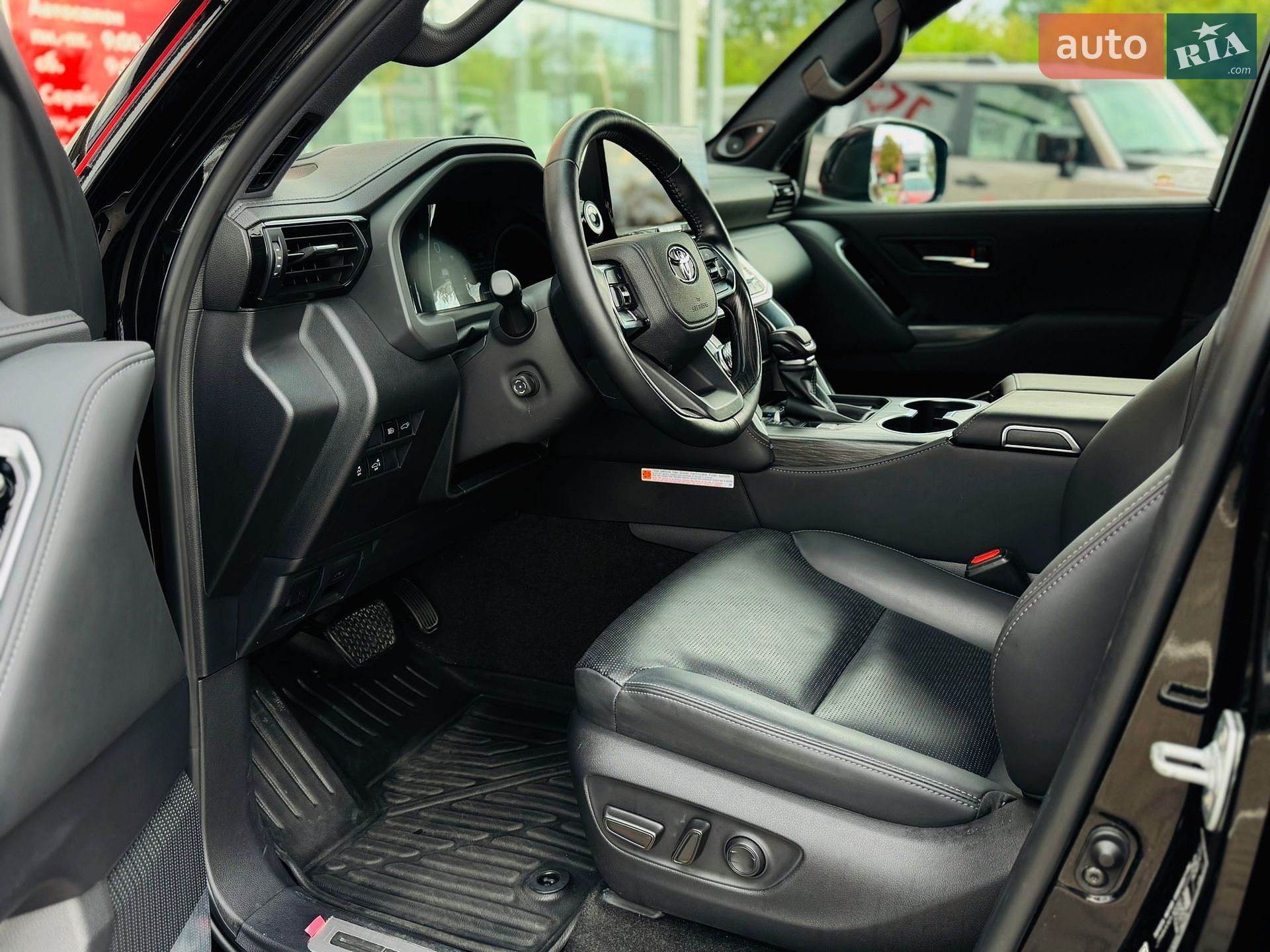 Toyota Land Cruiser 2025 VIN JTMAAABJ004111556 фото оголошення 14 з 33