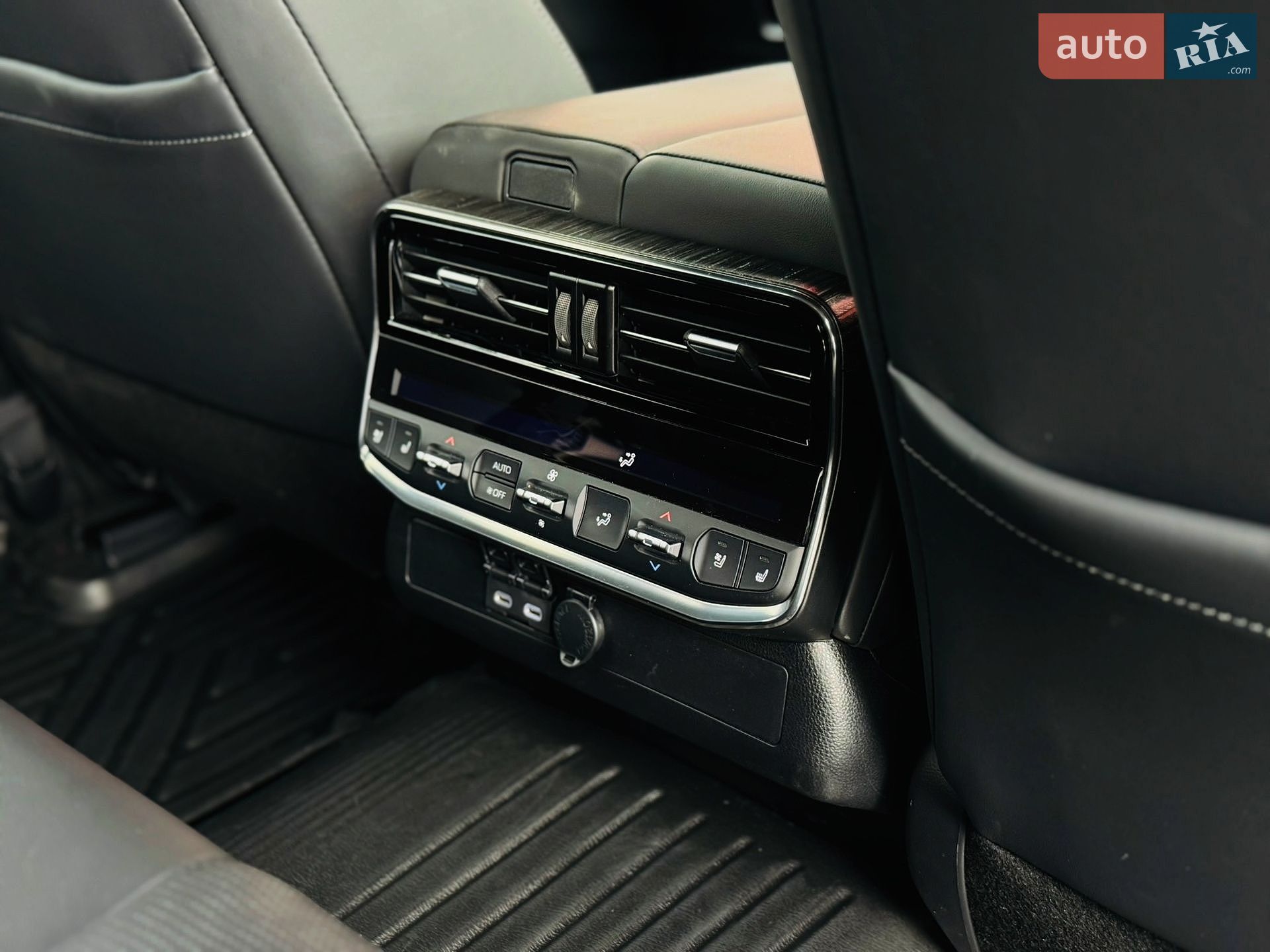 Toyota Land Cruiser 2025 VIN JTMAAABJ004111556 фото оголошення 20 з 33