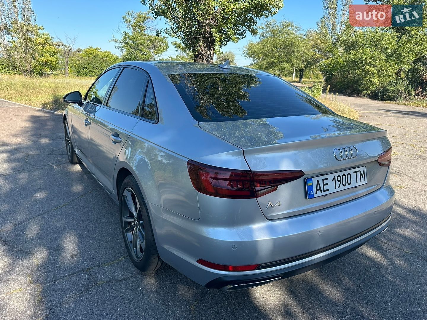 Audi A4 2019 VIN WAUGMAF40KA111046 фото оголошення 4 з 21