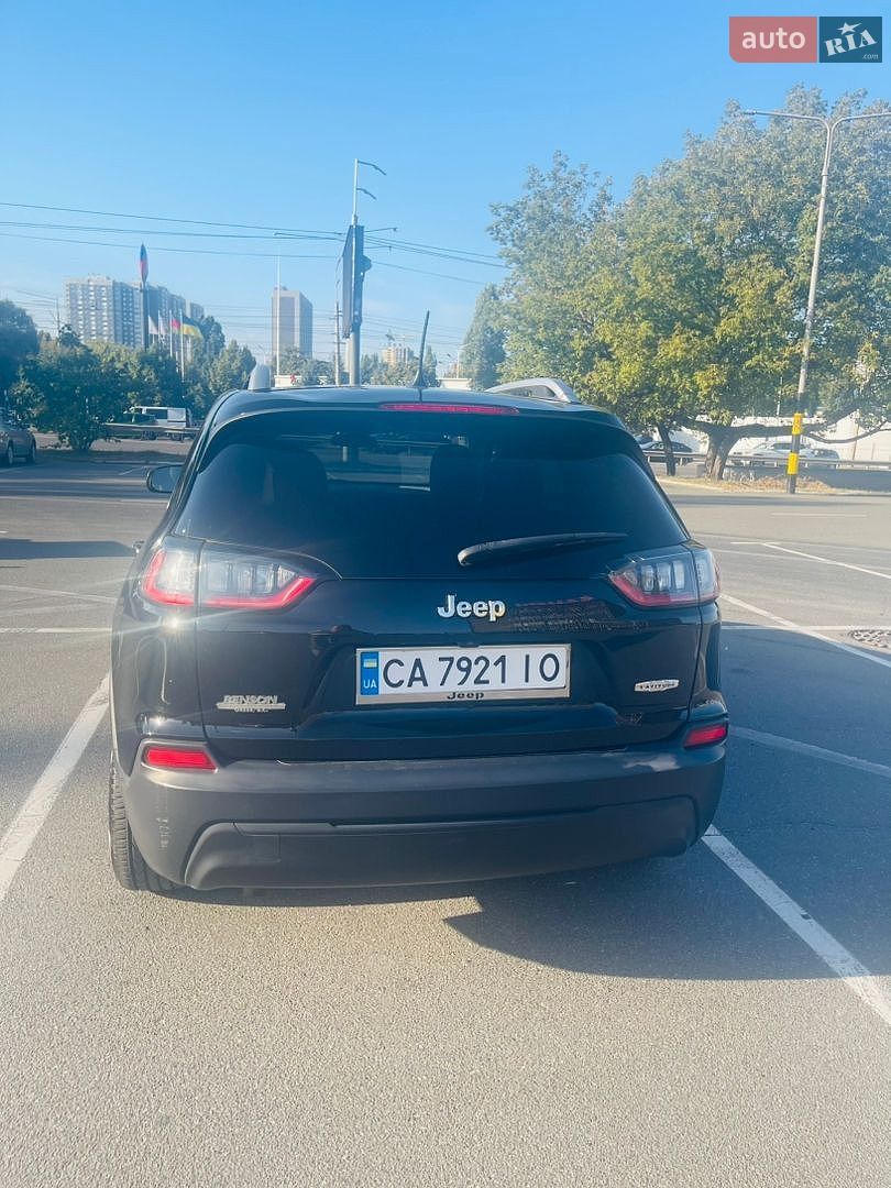 Jeep Cherokee 2019 VIN 1C4PJLCB2KD470262 фото оголошення 4 з 9