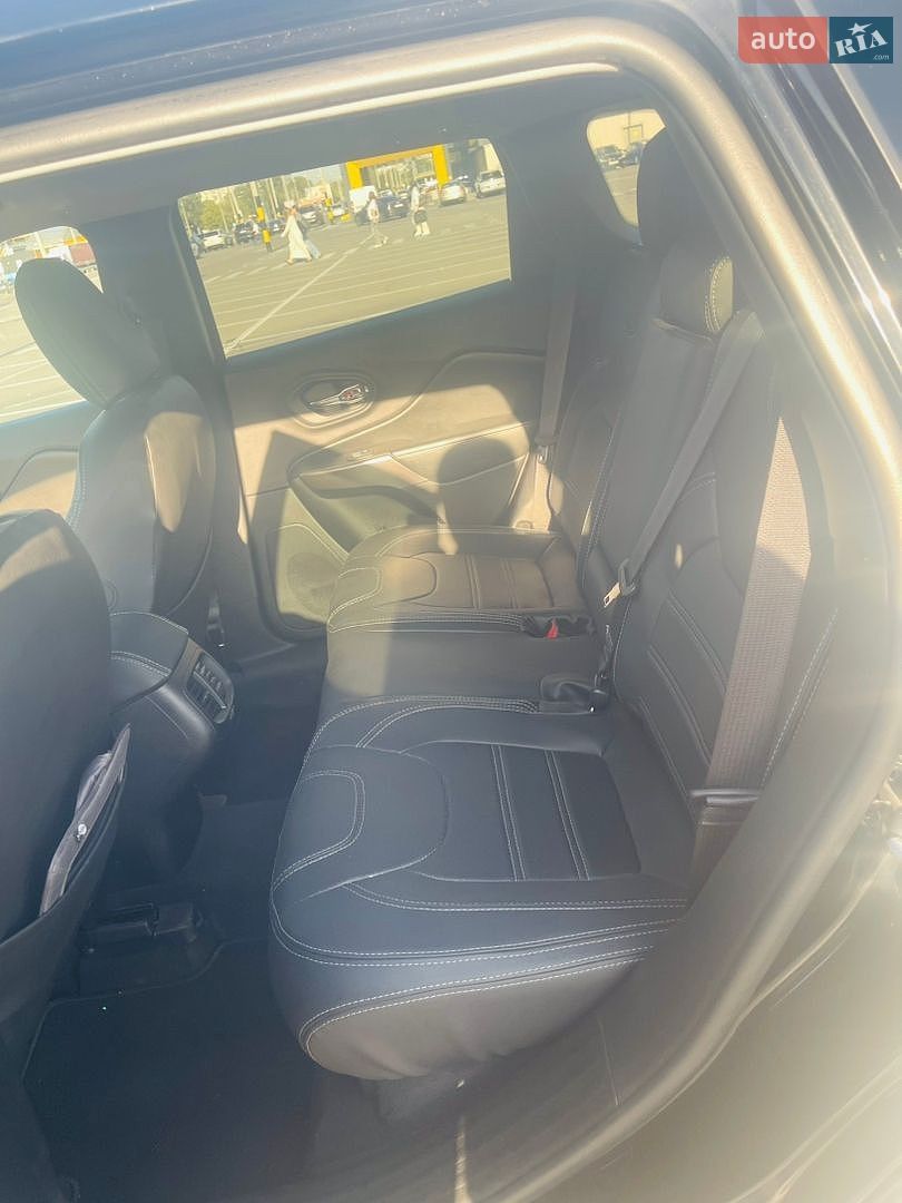 Jeep Cherokee 2019 VIN 1C4PJLCB2KD470262 фото оголошення 8 з 9