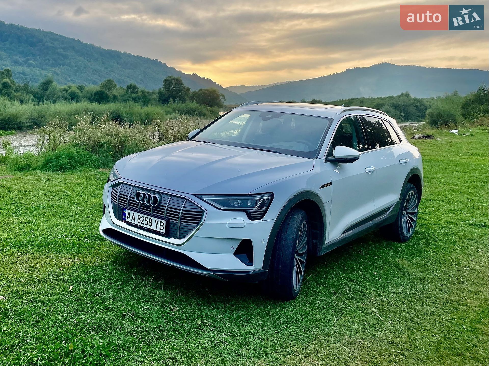 Audi e-tron 2019 VIN WAUZZZGE4KB001773 фото оголошення 2 з 11