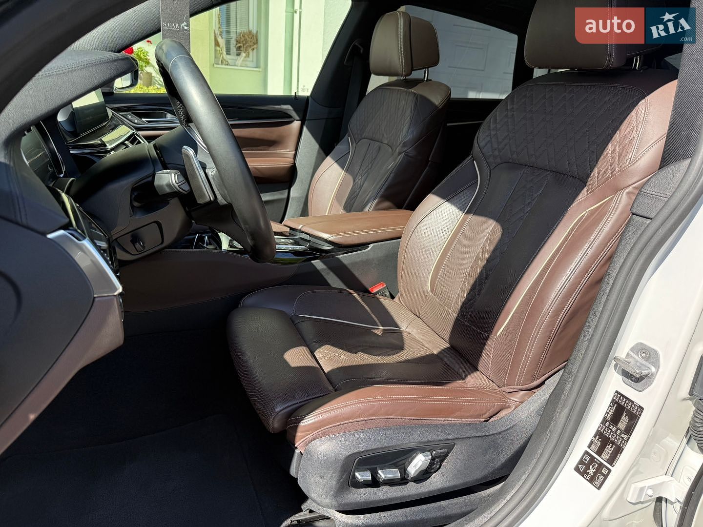 BMW 6 Series GT 2018 VIN WBAJW810X0BK59886 фото оголошення 12 з 147
