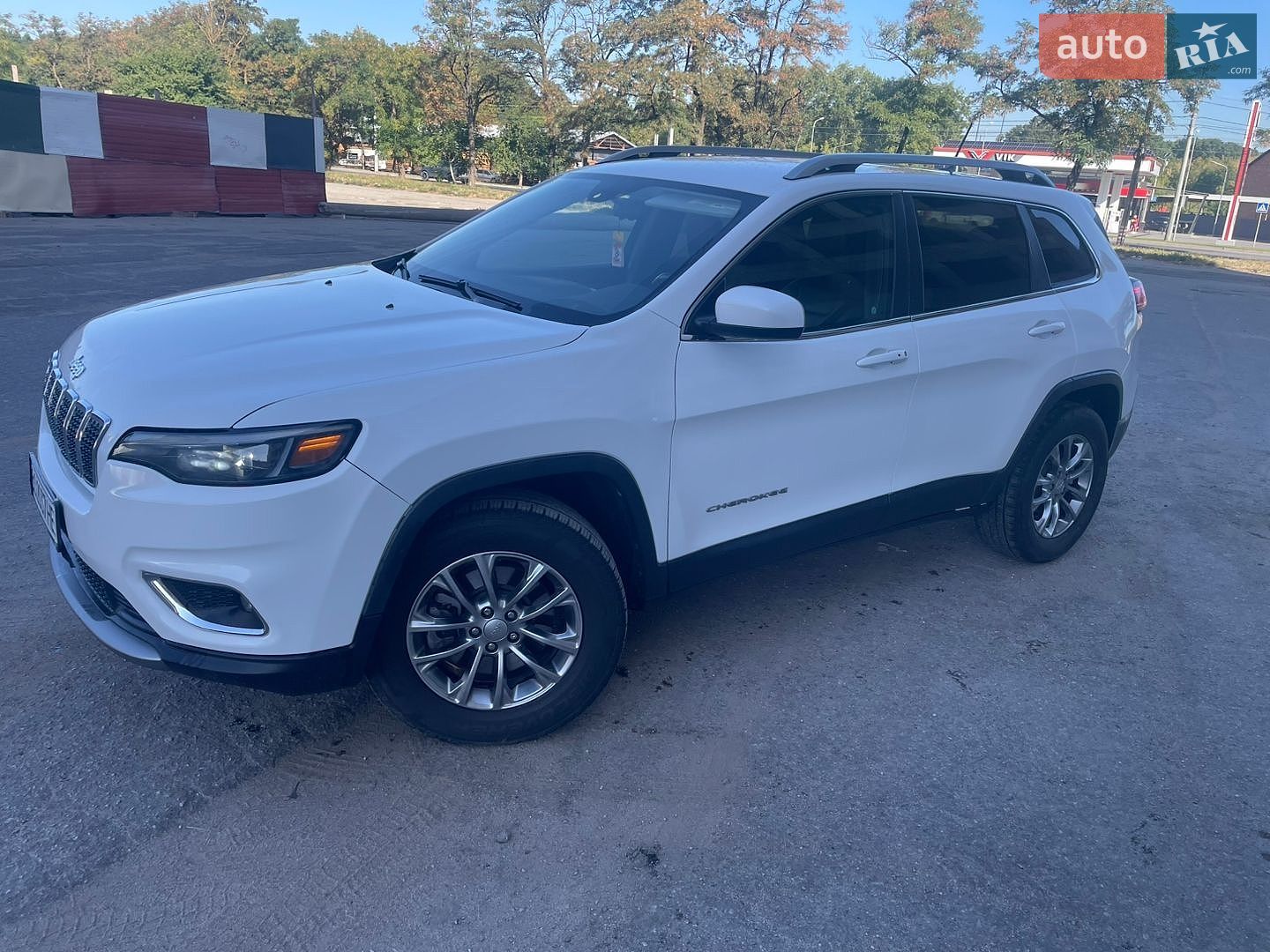Jeep Cherokee 2019 VIN 1C4PJLLB0KD184233 фото оголошення 2 з 15