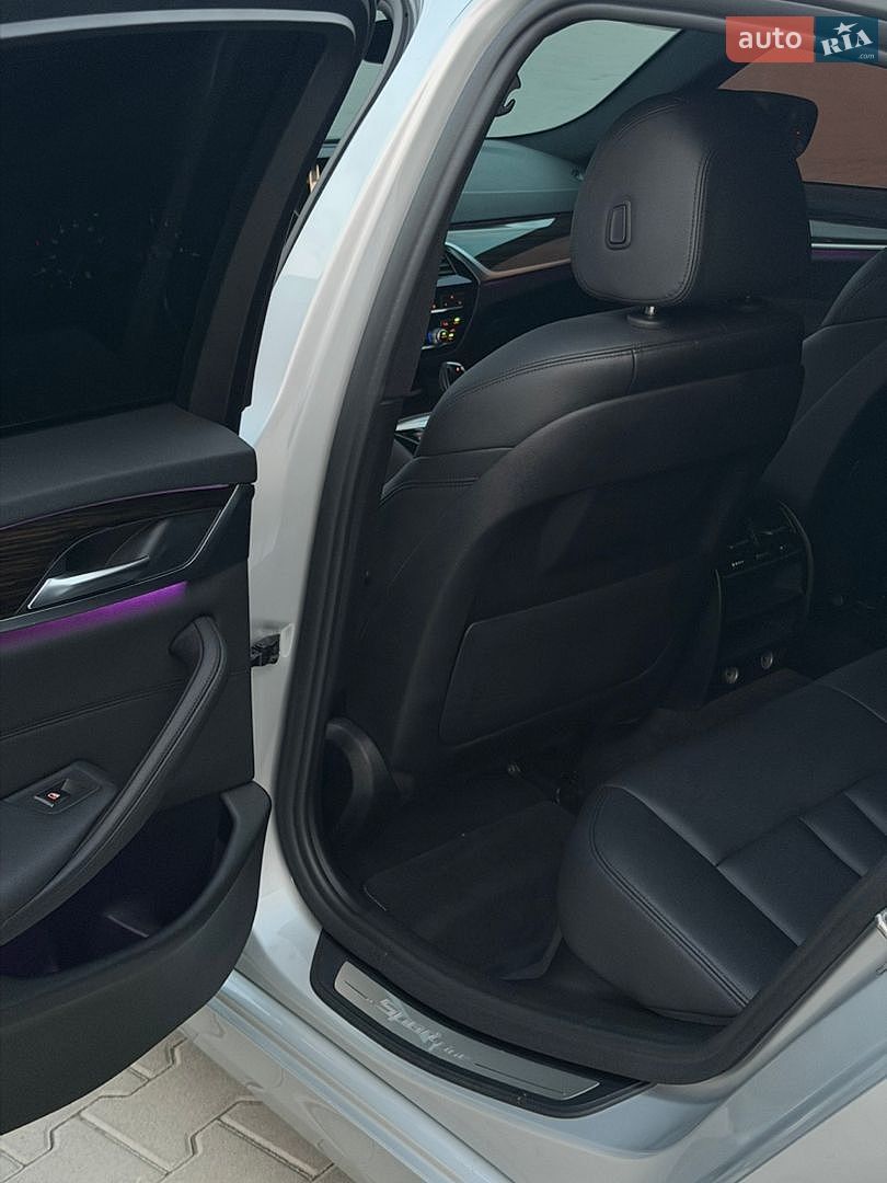 BMW 5 Series 2018 VIN WBAJA5C5XKWW08031 фото оголошення 13 з 18