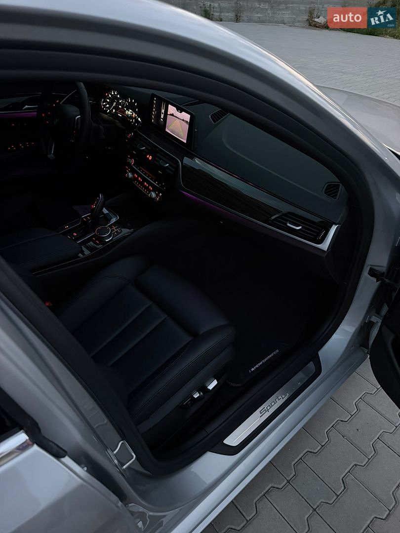 BMW 5 Series 2018 VIN WBAJA5C5XKWW08031 фото оголошення 16 з 18