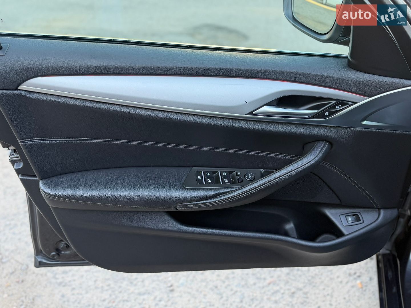 BMW 5 Series 2018 VIN WBAJM71060B268861 фото оголошення 33 з 46