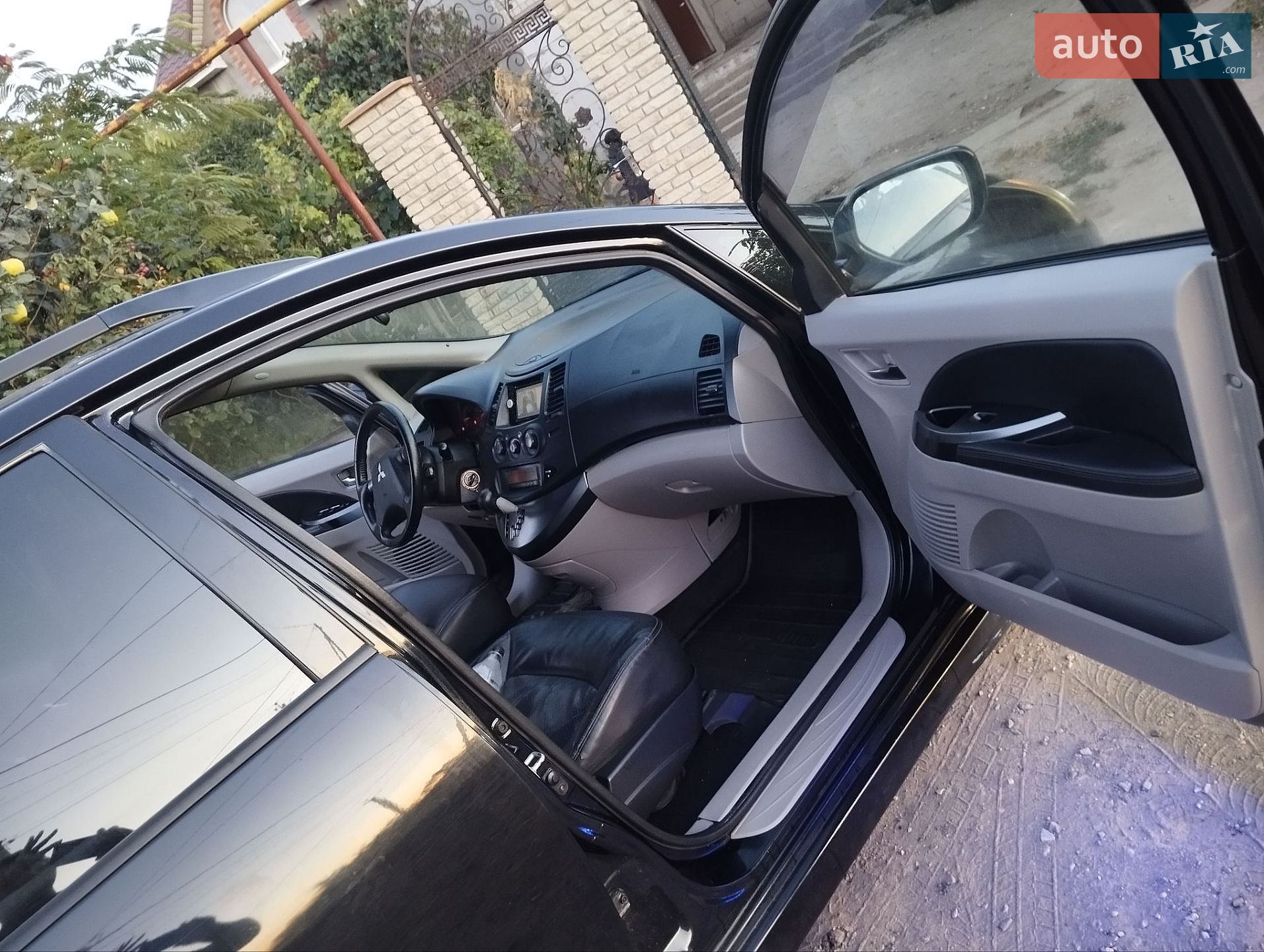 Mitsubishi Grandis 2005 VIN JMBLRNA4W6Z001118 фото оголошення 32 з 33