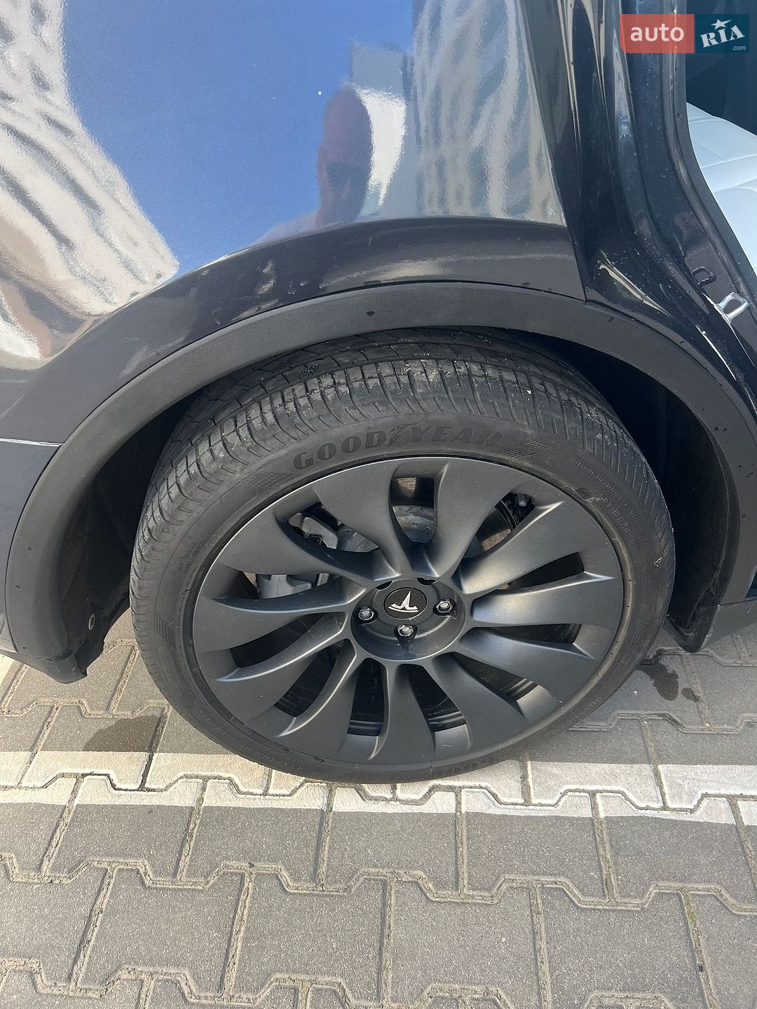 Tesla Model Y 2024 VIN 7SAYGDEE1RF080100 фото оголошення 3 з 29