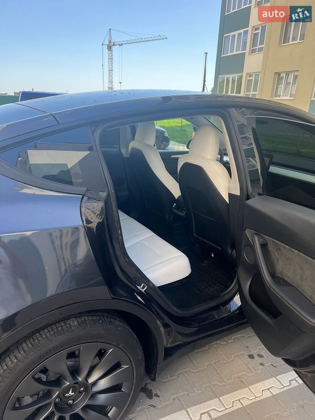 Tesla Model Y 2024 VIN 7SAYGDEE1RF080100 фото оголошення 4 з 29