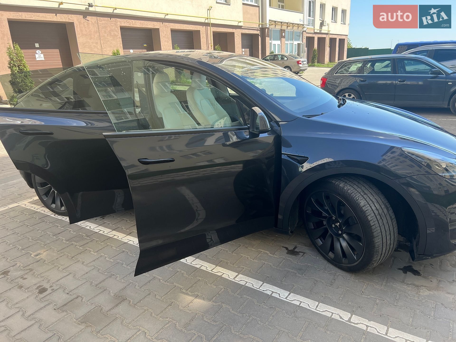 Tesla Model Y 2024 VIN 7SAYGDEE1RF080100 фото оголошення 8 з 29