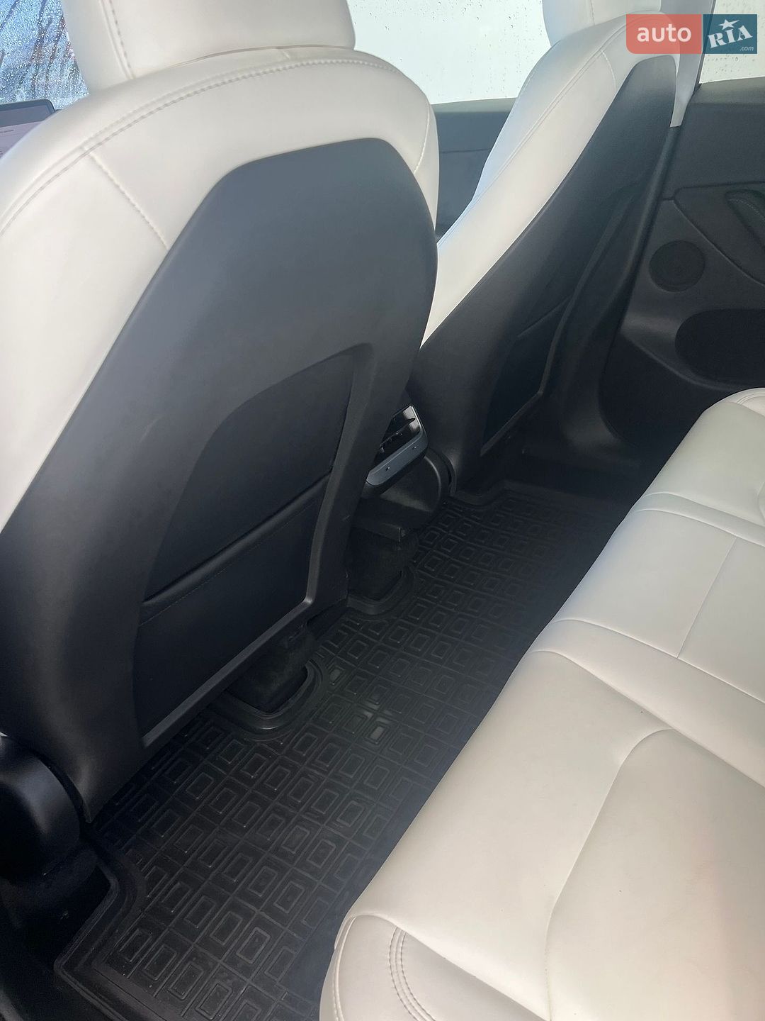 Tesla Model Y 2024 VIN 7SAYGDEE1RF080100 фото оголошення 25 з 29