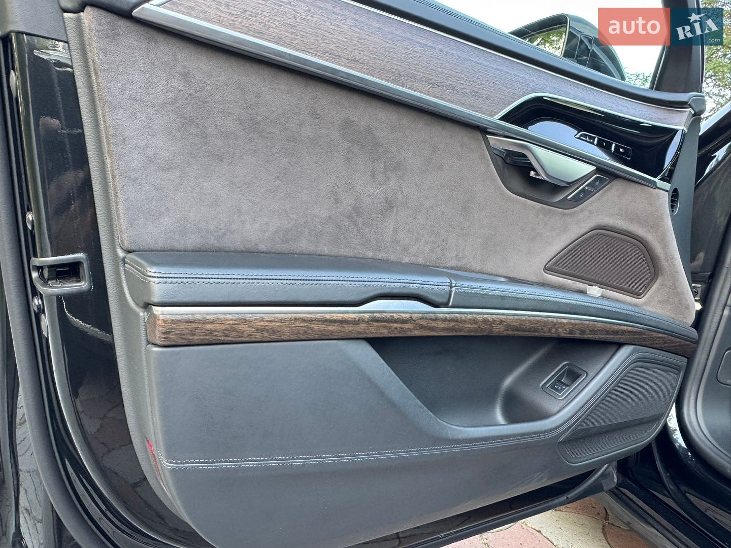 Audi A8 2018 VIN WAUZZZF80KN003143 фото оголошення 29 з 61