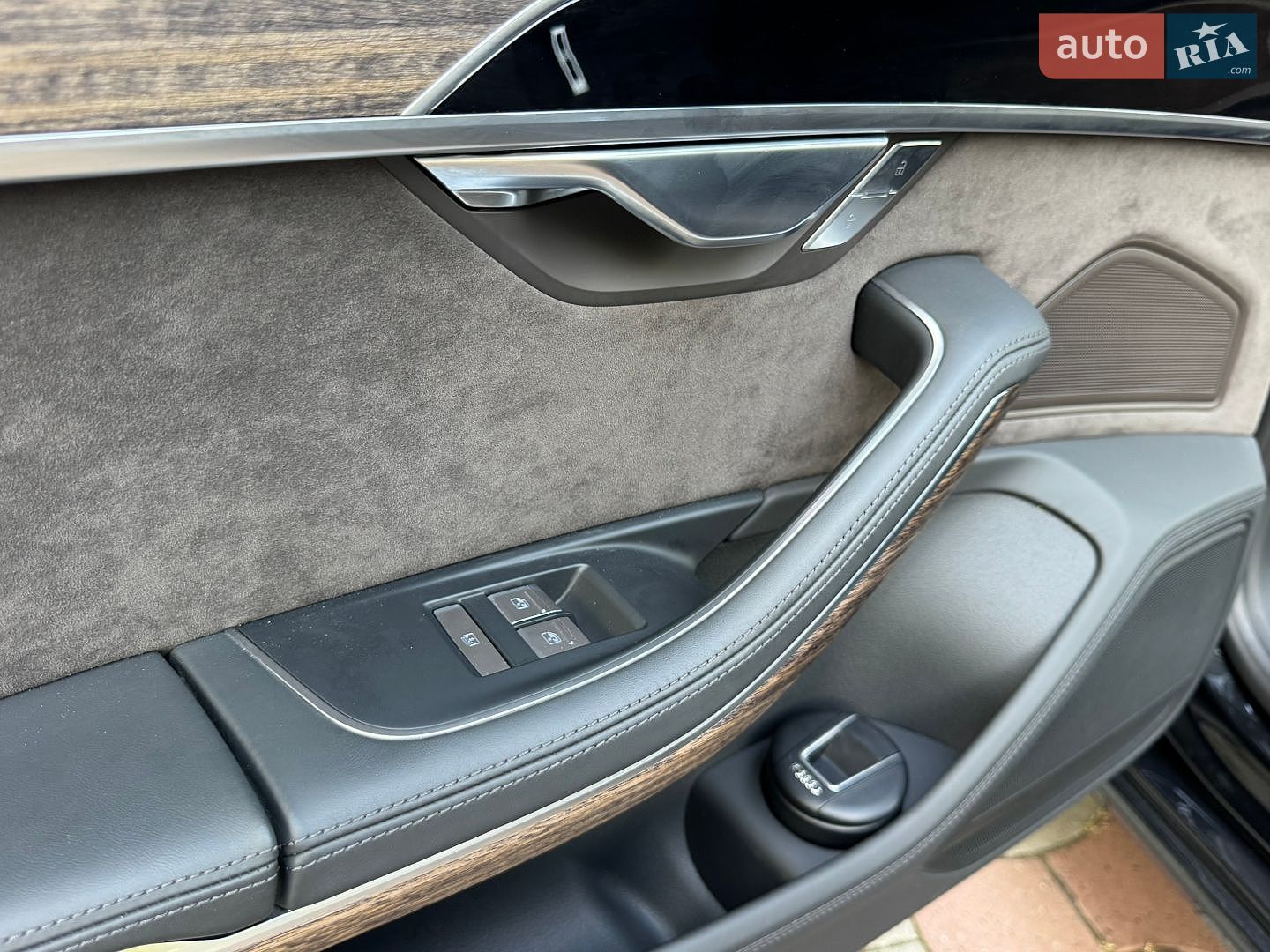 Audi A8 2018 VIN WAUZZZF80KN003143 фото оголошення 37 з 61