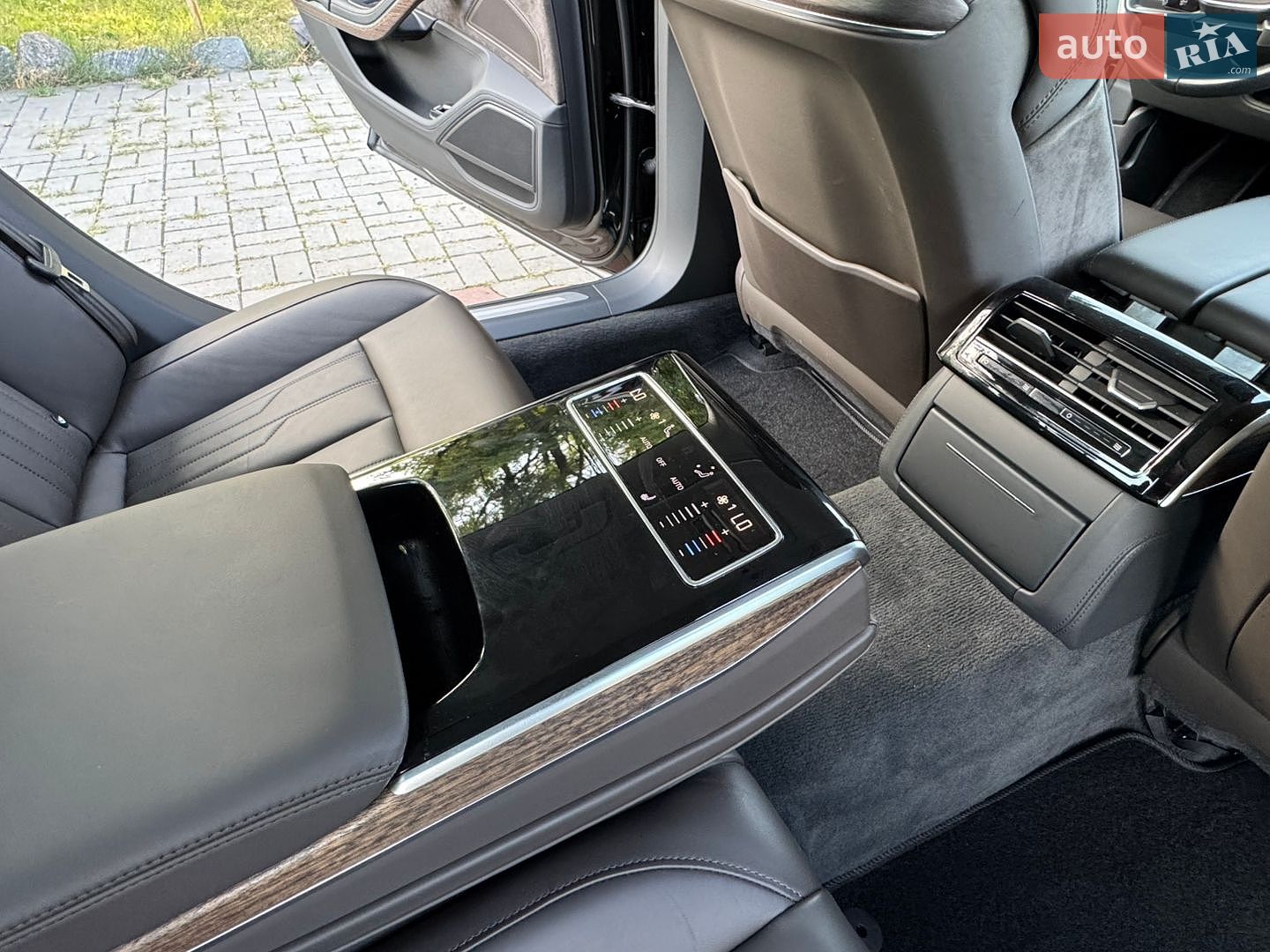 Audi A8 2018 VIN WAUZZZF80KN003143 фото оголошення 44 з 61
