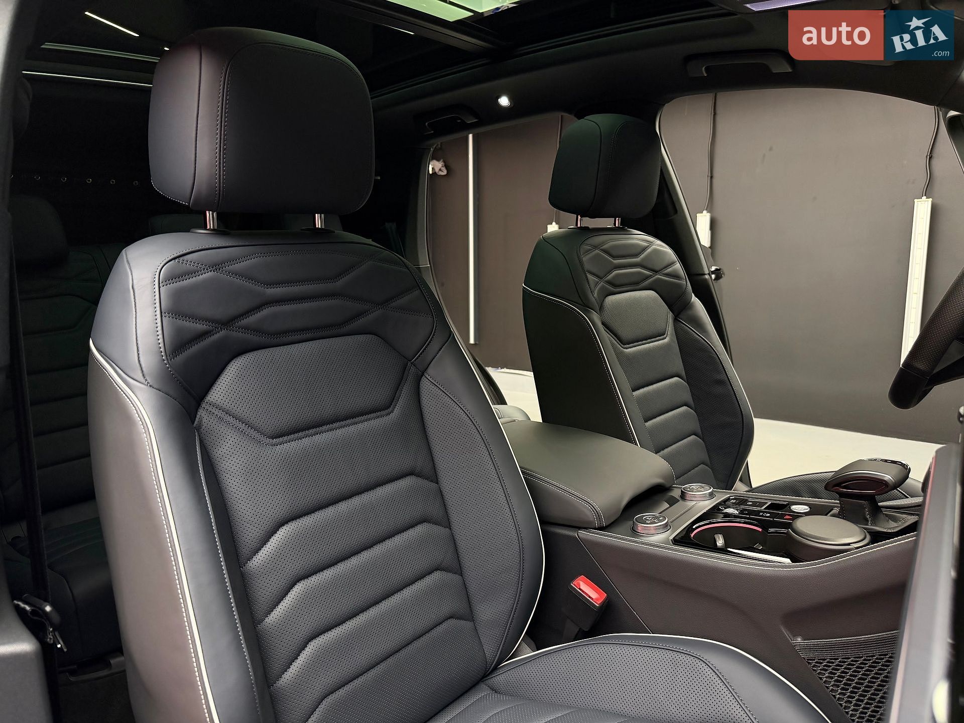 Volkswagen Touareg 2025 VIN WVGZZZCR9TD002625 фото оголошення 51 з 53