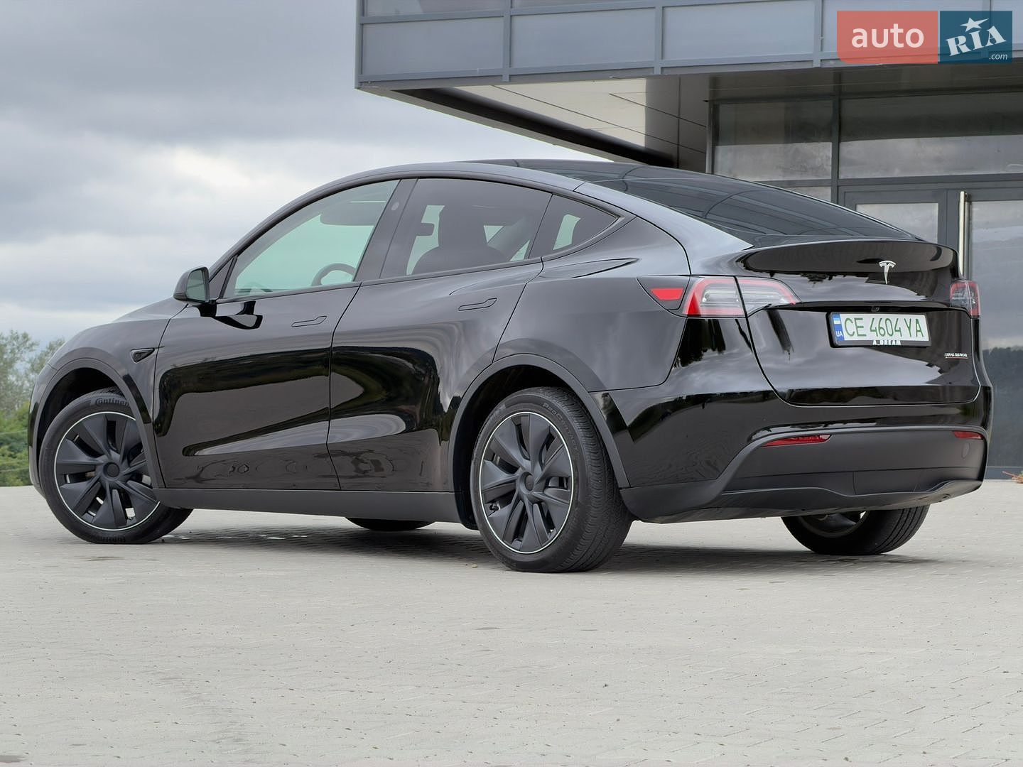 Tesla Model Y 2024 VIN 7SAYGAEEXRF063469 фото оголошення 2 з 48