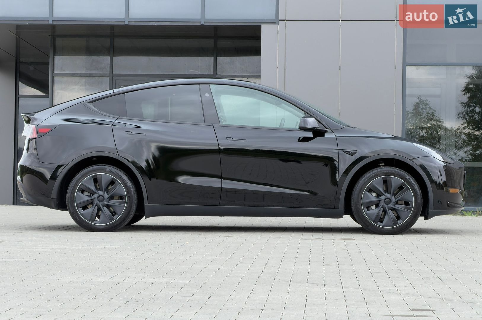 Tesla Model Y 2024 VIN 7SAYGAEEXRF063469 фото оголошення 6 з 48