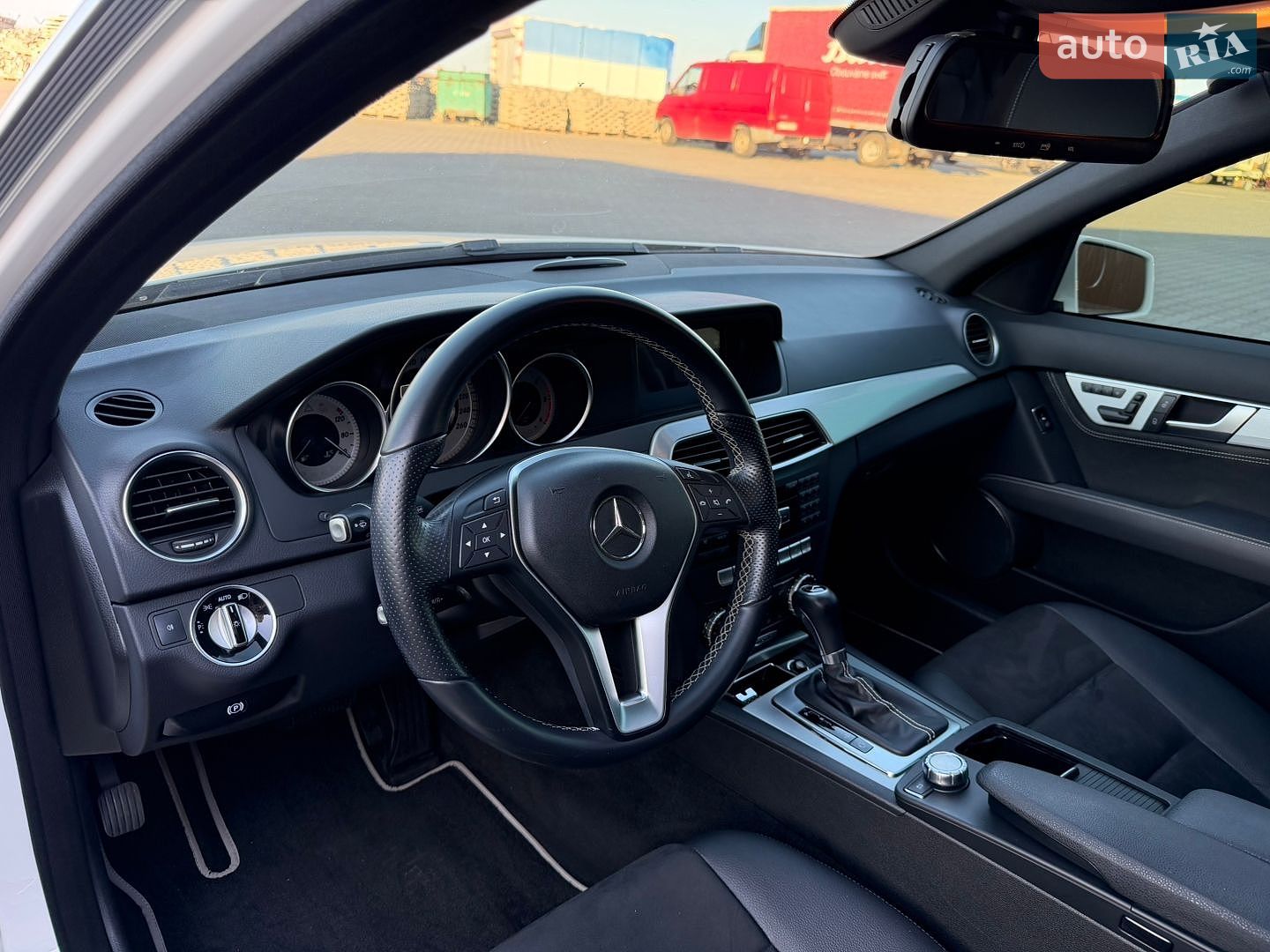 Mercedes-Benz C-Class 2014 VIN WDDGF8EB3EA917477 фото оголошення 30 з 63