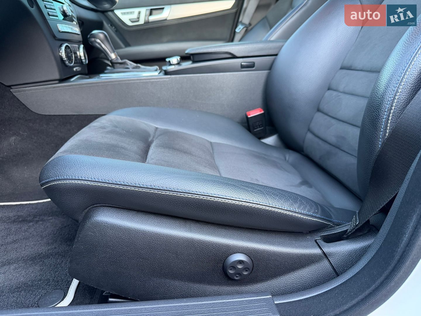 Mercedes-Benz C-Class 2014 VIN WDDGF8EB3EA917477 фото оголошення 32 з 63