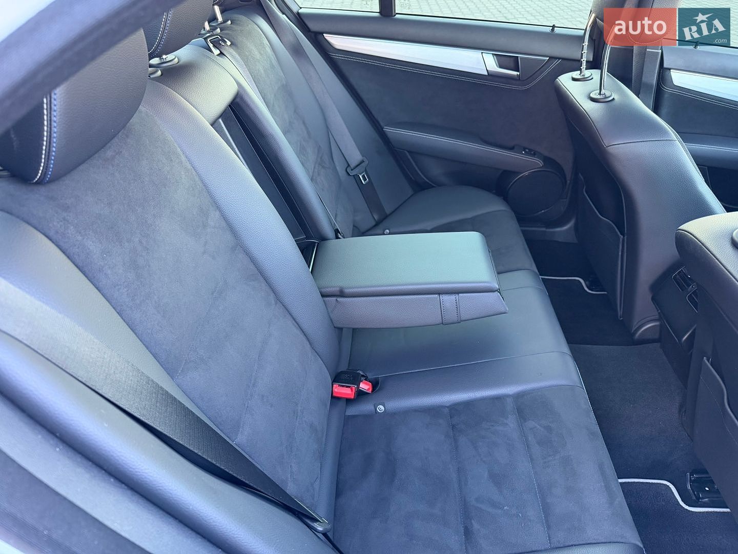 Mercedes-Benz C-Class 2014 VIN WDDGF8EB3EA917477 фото оголошення 40 з 63