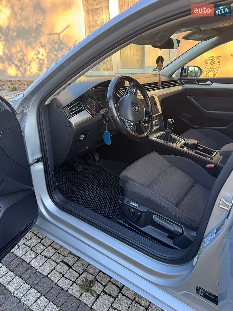 Volkswagen Passat 2018 VIN WVWZZZ3CZJE218182 фото оголошення 14 з 25