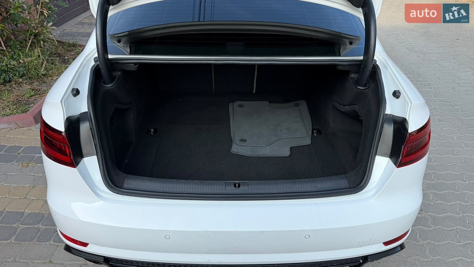Audi A4 2018 VIN WAUZZZF48JA055087 фото оголошення 13 з 21